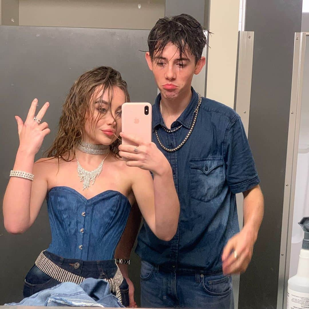 サブリナ・カーペンターさんのインスタグラム写真 - (サブリナ・カーペンターInstagram)「xo brit and justin 🥴🤠」11月1日 14時32分 - sabrinacarpenter