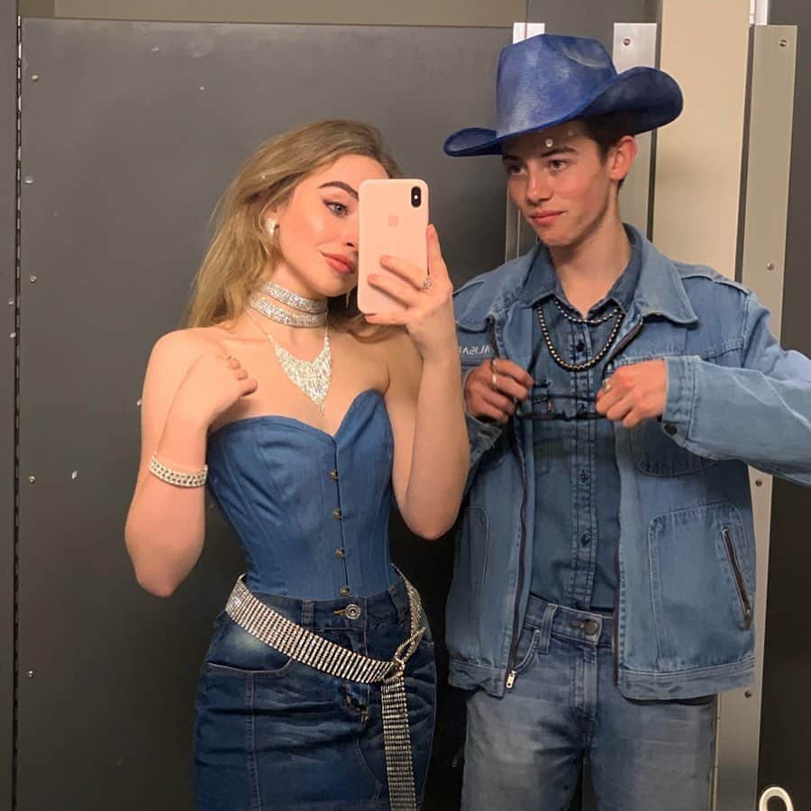 サブリナ・カーペンターのインスタグラム：「xo brit and justin 🥴🤠」