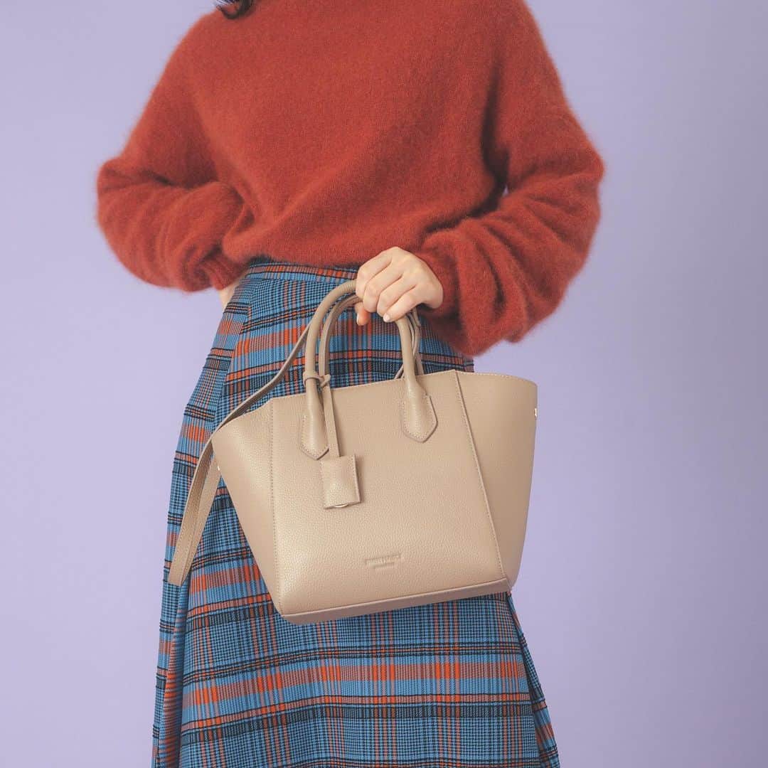 SMIRNASLI_officialのインスタグラム：「Leather Mini Bag . SMIR NASLI 大人気レザーシリーズから サイズ感がちょうどいい形が新登場！ . . color Beige/Red/Black . #smirnasli #サミールナスリ #Bag #Leather #本革 #mini #バッグ #newarrival」