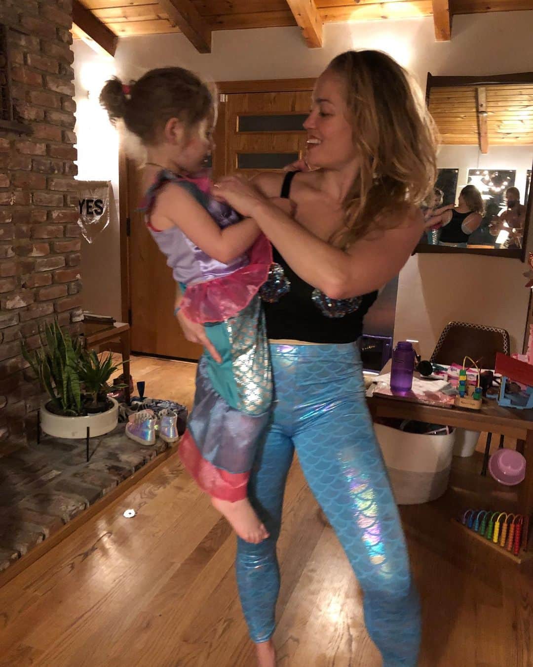 エリカ・クリステンセンのインスタグラム：「Of course there’s no good pic of my gloriously basic mermaid costume that Shane begged me to wear with her and then abandoned me to be Minnie Mouse for half the night. Also Polly as Daisy is so cute that strangers stopped to kiss her — see pic 3.」