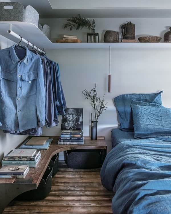 のインスタグラム：「A photographer, Serge Anton’s family villa in the heart of the French Ardennes. interior colors are inspired by the nature. - from the latest issue of our magazine #HOMES ・ 【#世界の住みたい家】ベルギー南部、国境をまたいでフランスとルクセンブルクに広がる森林地帯アルデンヌ。緑に囲まれた一軒家のオーナーは写真家のセルジュ・アントン。 ・ 写真はオーダーメード感あふれる、青いベッドルーム。壁に沿って置いたL字形の木製テーブルは、デザイナーのダーク・クゼールとアントンの共同制作。その上の飾り棚はハンガーラックを備えたタイプで空間を生かした特注品。ベッド横のペンダントランプはアスガー・リスブーグ・ヤコブセンがデザインした「チャイム」。 ・ photo : NEVILLE SUKHIA ・ #elledecor #エルデコ #elledecor #エルデコ #elledecorjapan  #建築 #デザイン #住まい #homedecor #designlover #homes #instahome #roomclip #インテリア #おしゃれな家 #家具 #livingroom #livingroomdecor #おしゃれインテリア #建築好き #デザイン好き #architecture #interiordesign #interior」