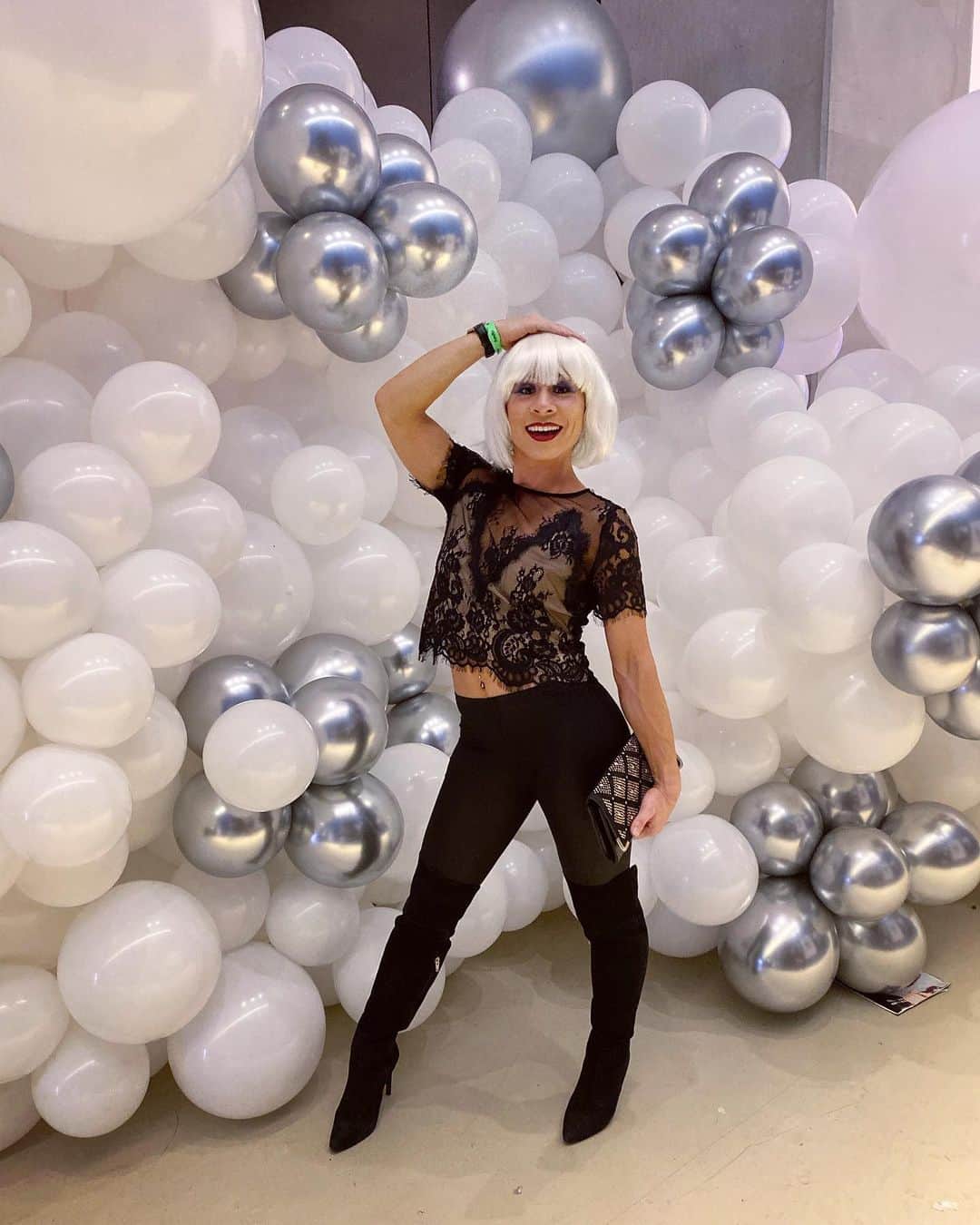のインスタグラム：「Halloween 2019 #RedSparrow #JenniferLawrence The best Halloween nights I’ve had have been in Canada 🇨🇦 This one and 5yrs ago before I headed to Amaluna. Merci @dashakalinina2594 for the wig 💁🏼‍♀️ and @v_lavoie for the snap 📷🌟! Maybe one day I’ll go blonde 😏」