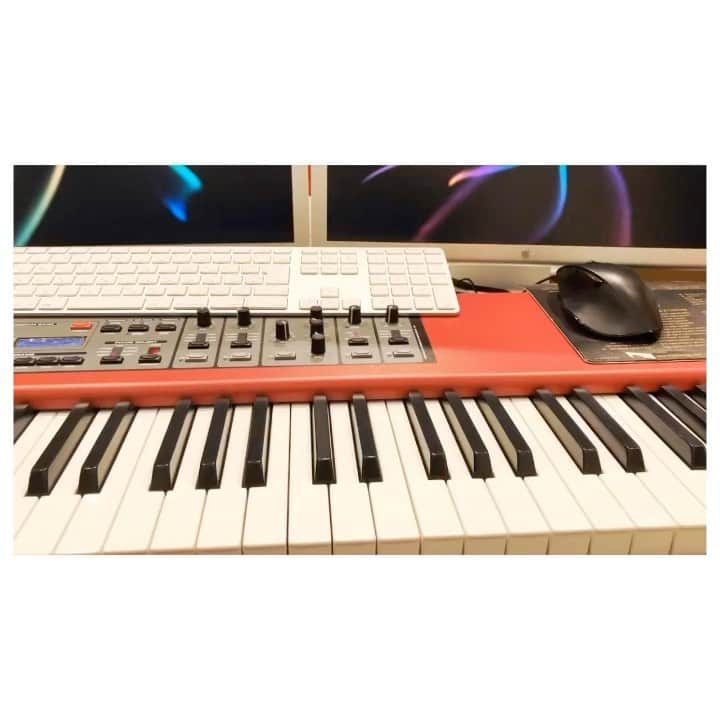 荒牧陽子のインスタグラム：「2019.11.1　mixのひとコマ﻿ ┈︎┈︎┈︎┈︎┈︎┈︎┈︎┈︎┈︎┈︎┈︎┈﻿ しばたはつみさんの「合鍵」の﻿ mixしてる時のひとコマです。﻿ 完成に近づくのってドキドキワクワクして楽しいね。 ﻿みんなはどの曲が聞きたい？or楽しみ？﻿ 歌ももちろん聞いてもらいたいけど アレンジもとっても素敵に作ってくださっています！﻿ ﻿ そしてそして、﻿ 今月、地方へ歌いに行きます。﻿ きっとCDとライブではまた違った色が出ると思うので﻿ ぜひ聞きに来て欲しいです！﻿ 詳細は後日お知らせしますね✩︎﻿ 告知などは、メルマガが一番早くて確実ですよ〜〜 ┈︎┈︎┈︎┈︎┈︎┈︎┈︎┈︎┈︎┈︎┈︎┈﻿ ﻿ 「リスペクト！～私が昭和を歌ったらこんな感じ！～」﻿ 2019年11月15日（金）発売﻿ 3,000円（税込）﻿ ﻿ ■収録曲﻿ 01.サウスポー / ピンク・レディー﻿ 02.天使のウインク / 松田聖子﻿ 03.古い日記 / 和田アキ子﻿ 04.わかれうた / 中島みゆき﻿ 05.難破船 / 中森明菜﻿ 06.待つわ / あみん﻿ 07.合鍵 / しばたはつみ﻿ 08.東京ららばい / 中原理恵﻿ 09.ルビーの指環 / 寺尾聰﻿ 10.夢芝居 / 梅沢富美男﻿ 11.真夜中のドア / 松原みき﻿ 12.見上げてごらん夜の星を / 坂本九﻿ 全12曲﻿ ﻿ 主要レコードショップでご購入出来ます。﻿ ┈︎┈︎┈︎┈︎┈︎┈︎┈︎┈︎┈︎┈︎┈︎┈﻿ #荒牧陽子﻿ #カバーアルバム﻿ #リスペクト私が昭和を歌ったらこんな感じ」