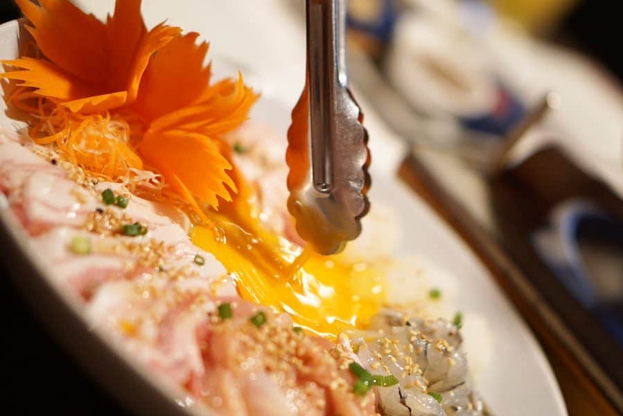 奥田順子さんのインスタグラム写真 - (奥田順子Instagram)「タイ料理🇹🇭Seedaeng🍽 @yukoshibamoto @0720mayuko とlunch🍽 ・　 チムチュム鍋は、肉や魚介を卵につけて鍋へ！ なんとも言えない美味しいお出汁＋薬味がすごく美味しかったー！ 帰りは汗だく！温まりました〜。 #タイ料理タイスキ#Seedaeng#スィーデーン#神戸三宮のタイ料理#チムチュム鍋」11月1日 14時57分 - okuda_junko