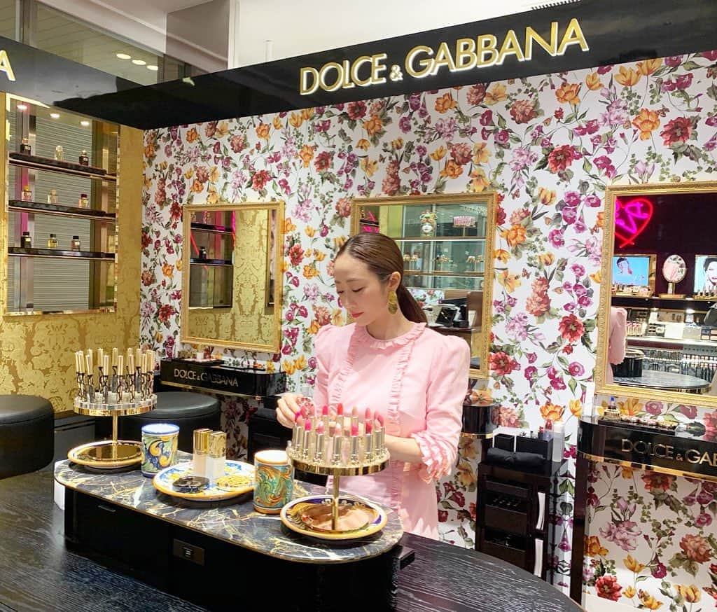 神崎恵さんのインスタグラム写真 - (神崎恵Instagram)「30日に伊勢丹新宿店にオープンしたDOLCE&GABBANA BEAUTYにて。 ずっと愛用しているリップを始め、チークやアイカラーを選びに💄 発色の鮮明さはもちろん、パッケージがいつもときめく✨ この日も全てDOLCE&GABBANA のコスメでメイク。 使用コスメや選んだコスメもまたご紹介させていただきます。 レオパードのコンパクトとレースのリップケースが好きすぎて♡ 華やかな空間。メイクって。コスメって。うきうきした気持ちや頑張る力をもらえる😌✨ この日は、小嶋陽菜さんとご一緒させていただきました。 いつお会いしても、やわらかく透明なお肌。美しい方😌✨ #ドルガバコスメ #ドルチェアンドガッバーナビューティ  #DGコスメ #新宿伊勢丹」11月1日 14時57分 - megumi_kanzaki