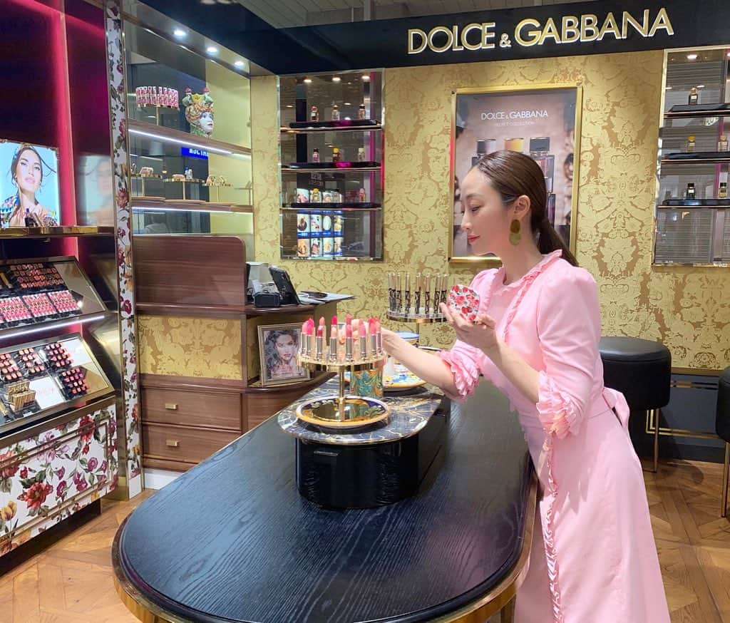 神崎恵さんのインスタグラム写真 - (神崎恵Instagram)「30日に伊勢丹新宿店にオープンしたDOLCE&GABBANA BEAUTYにて。 ずっと愛用しているリップを始め、チークやアイカラーを選びに💄 発色の鮮明さはもちろん、パッケージがいつもときめく✨ この日も全てDOLCE&GABBANA のコスメでメイク。 使用コスメや選んだコスメもまたご紹介させていただきます。 レオパードのコンパクトとレースのリップケースが好きすぎて♡ 華やかな空間。メイクって。コスメって。うきうきした気持ちや頑張る力をもらえる😌✨ この日は、小嶋陽菜さんとご一緒させていただきました。 いつお会いしても、やわらかく透明なお肌。美しい方😌✨ #ドルガバコスメ #ドルチェアンドガッバーナビューティ  #DGコスメ #新宿伊勢丹」11月1日 14時57分 - megumi_kanzaki