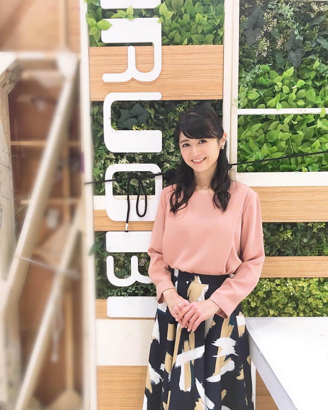 のインスタグラム：「#東京五輪マラソン の#札幌 開催が決定しましたね！沿道での応援はかなわないかもしれませんが、札幌市内の風景を楽しみながらテレビ中継で大きな声援を送りたいと思います！札幌のみなさま、急なことでご準備ご負担おかけしますが、どうぞよろしくお願いいたします！選手のみなさま、応援しております！ #ひるおび #生放送 #みんなマラソンを楽しみにしています #ひるおび金曜日 #お衣裳  スカート #leoryxeblóa @leoryxebloa_official」