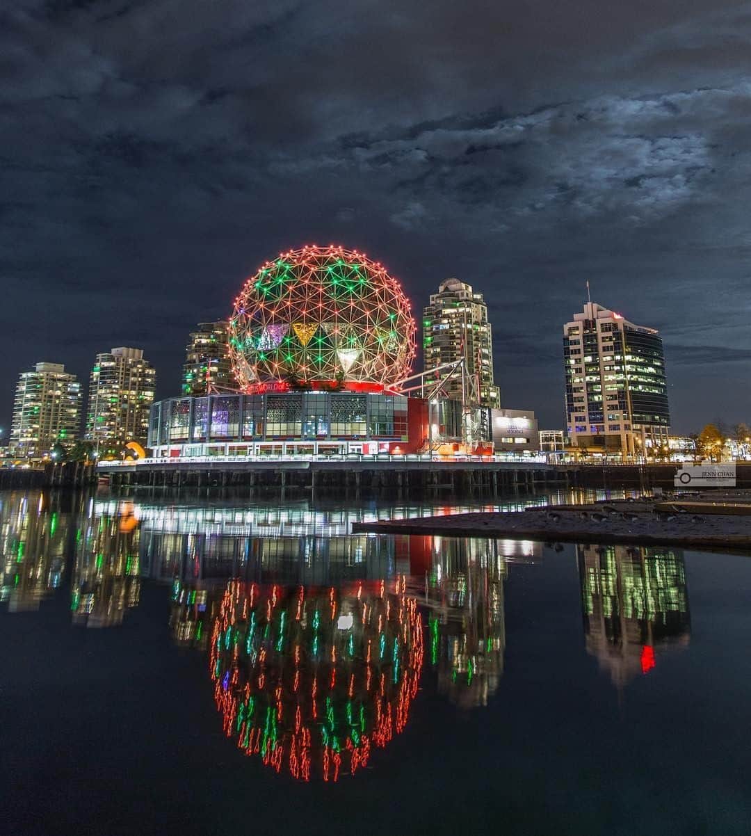 バンクーバー観光局- Tourism Vancouverさんのインスタグラム写真 - (バンクーバー観光局- Tourism VancouverInstagram)「本日10月31日はハロウィンです。バンクーバーではダウンタウンを歩いていると、仮装をしている人を多く見かけます。皆さん、ステキな一日をお過ごしください。ハッピーハロウィン！⁠ 📷 : @jennchanphotography(Instagram)⁠ .⁠ .⁠ .⁠ #カナダ #バンクーバー #Vancouver #旅 #旅行 #女子旅 #旅好き #一人旅 #海外旅行 #トラベル #旅女子 #旅行好きな人と繋がりたい #旅好きな人と繋がりたい #旅行好き #旅行大好き #旅行行きたい #旅に出たい #海外 #旅の記録 #旅の思い出 #旅行記 #旅したくなるフォト #マイトリップ #マイトリ #retrip_global #風景 #世界一周 #ダレカニミセタイケシキ #ハロウィン #サイエンスワールド」11月1日 6時00分 - vancouvertabi