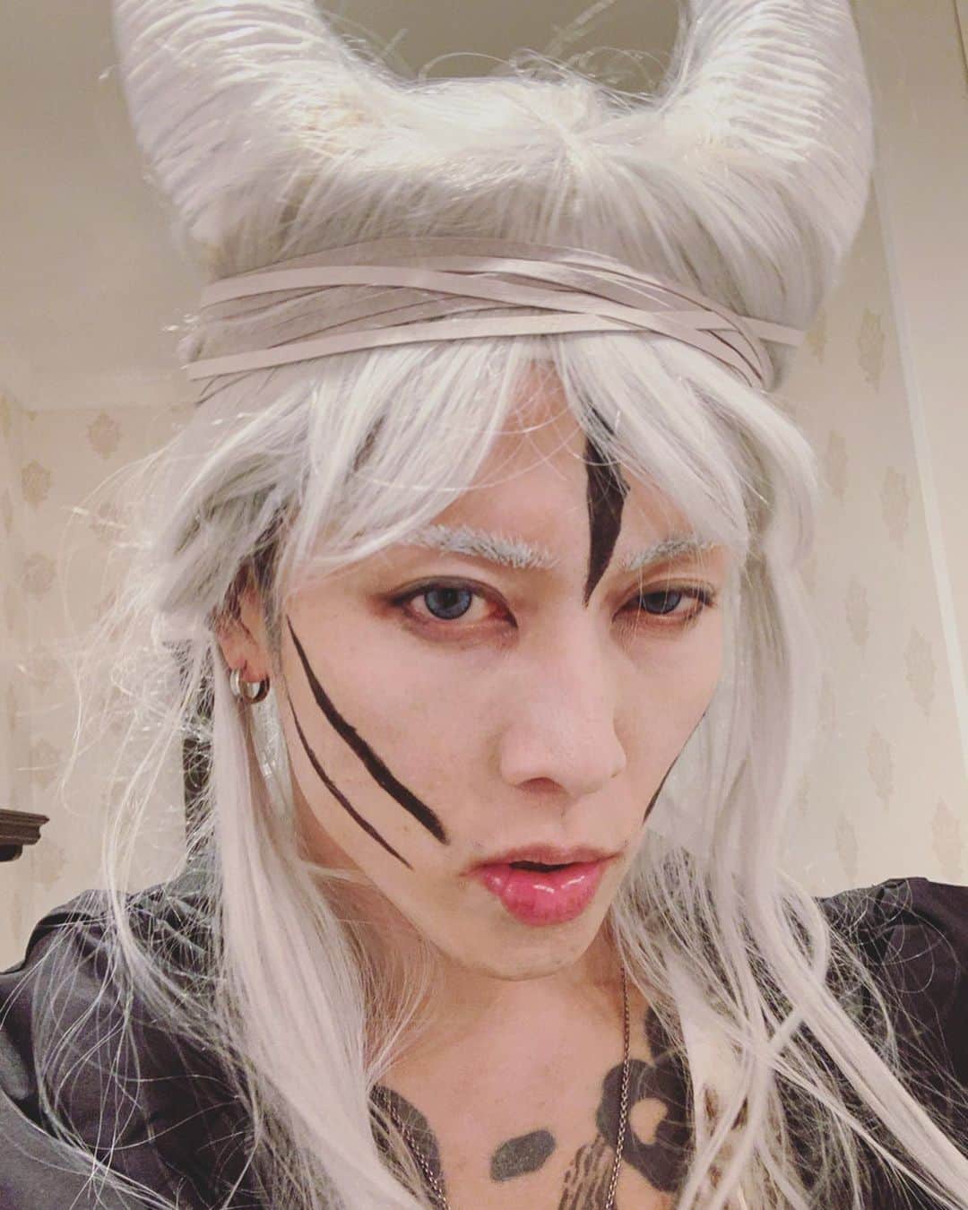 雅-MIYAVI-さんのインスタグラム写真 - (雅-MIYAVI-Instagram)「Happy Halloween 2019 from Ishiharas!!!! 🎃👻💙💙🎉🙌🏻🥳 #Maleficent」11月1日 6時25分 - miyavi_ishihara