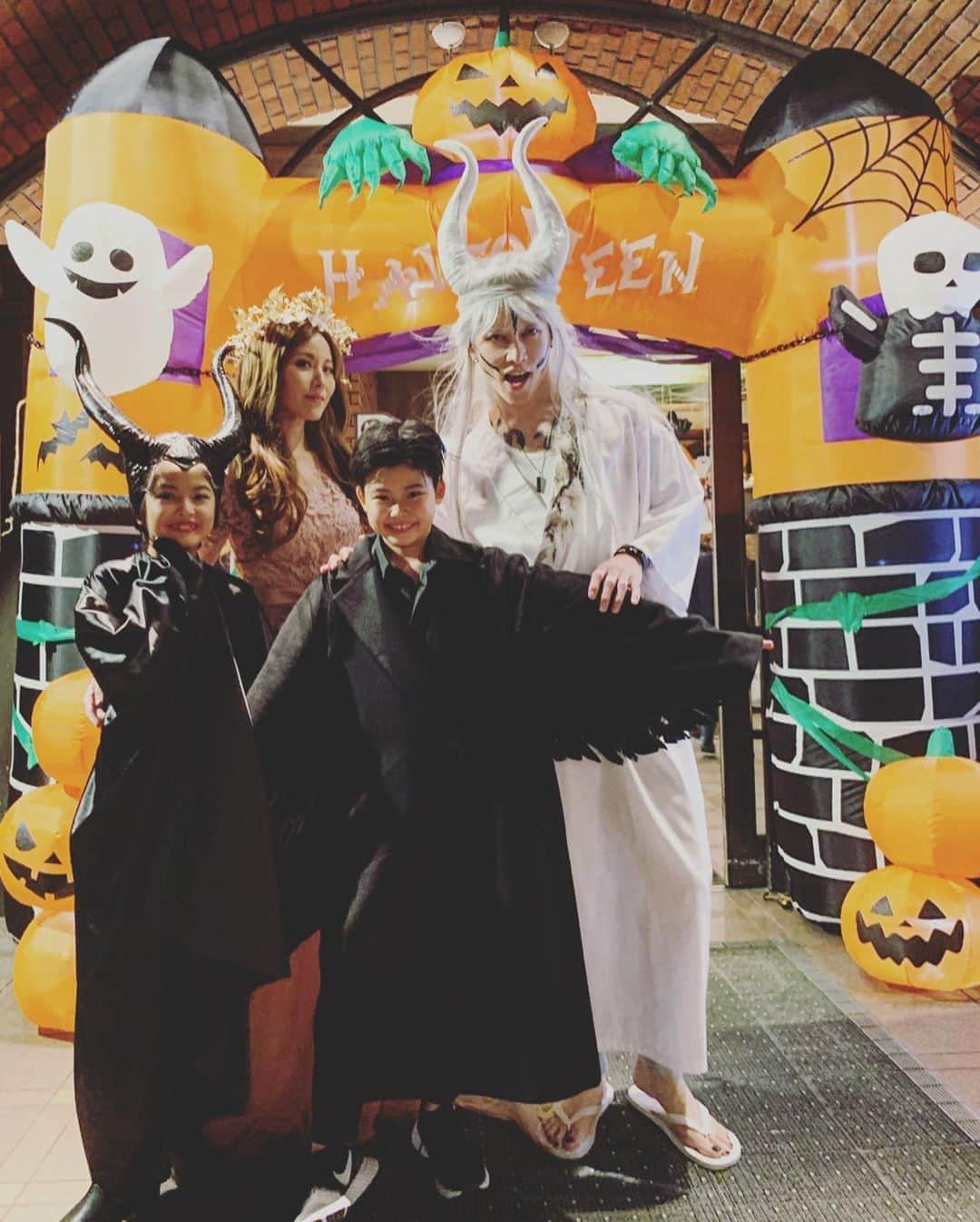 雅-MIYAVI-さんのインスタグラム写真 - (雅-MIYAVI-Instagram)「Happy Halloween 2019 from Ishiharas!!!! 🎃👻💙💙🎉🙌🏻🥳 #Maleficent」11月1日 6時25分 - miyavi_ishihara