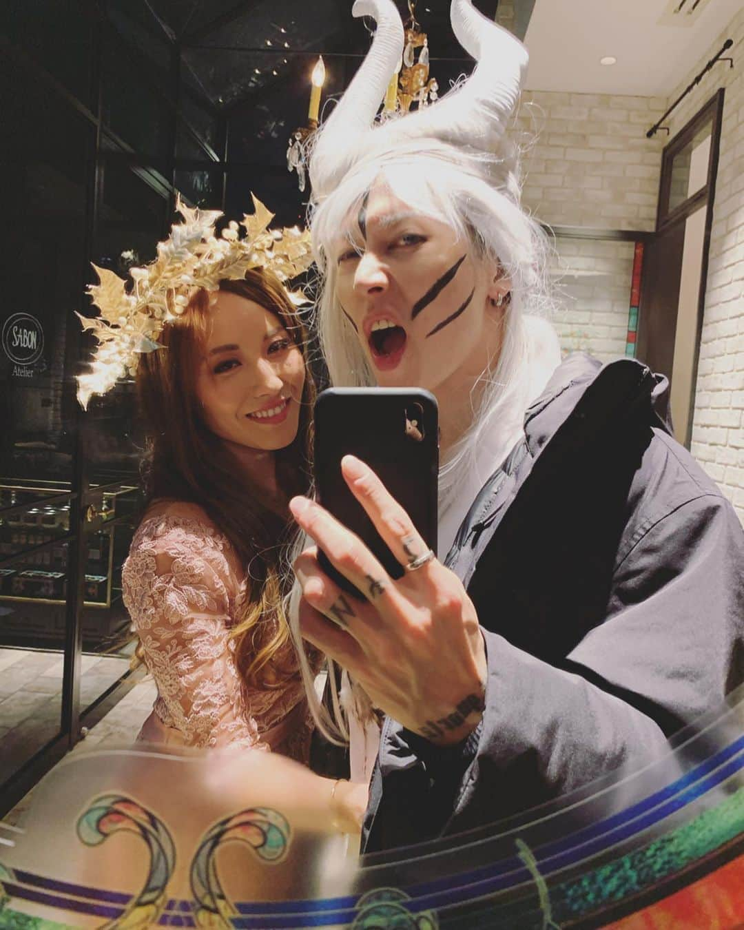 雅-MIYAVI-さんのインスタグラム写真 - (雅-MIYAVI-Instagram)「Happy Halloween 2019 from Ishiharas!!!! 🎃👻💙💙🎉🙌🏻🥳 #Maleficent」11月1日 6時25分 - miyavi_ishihara