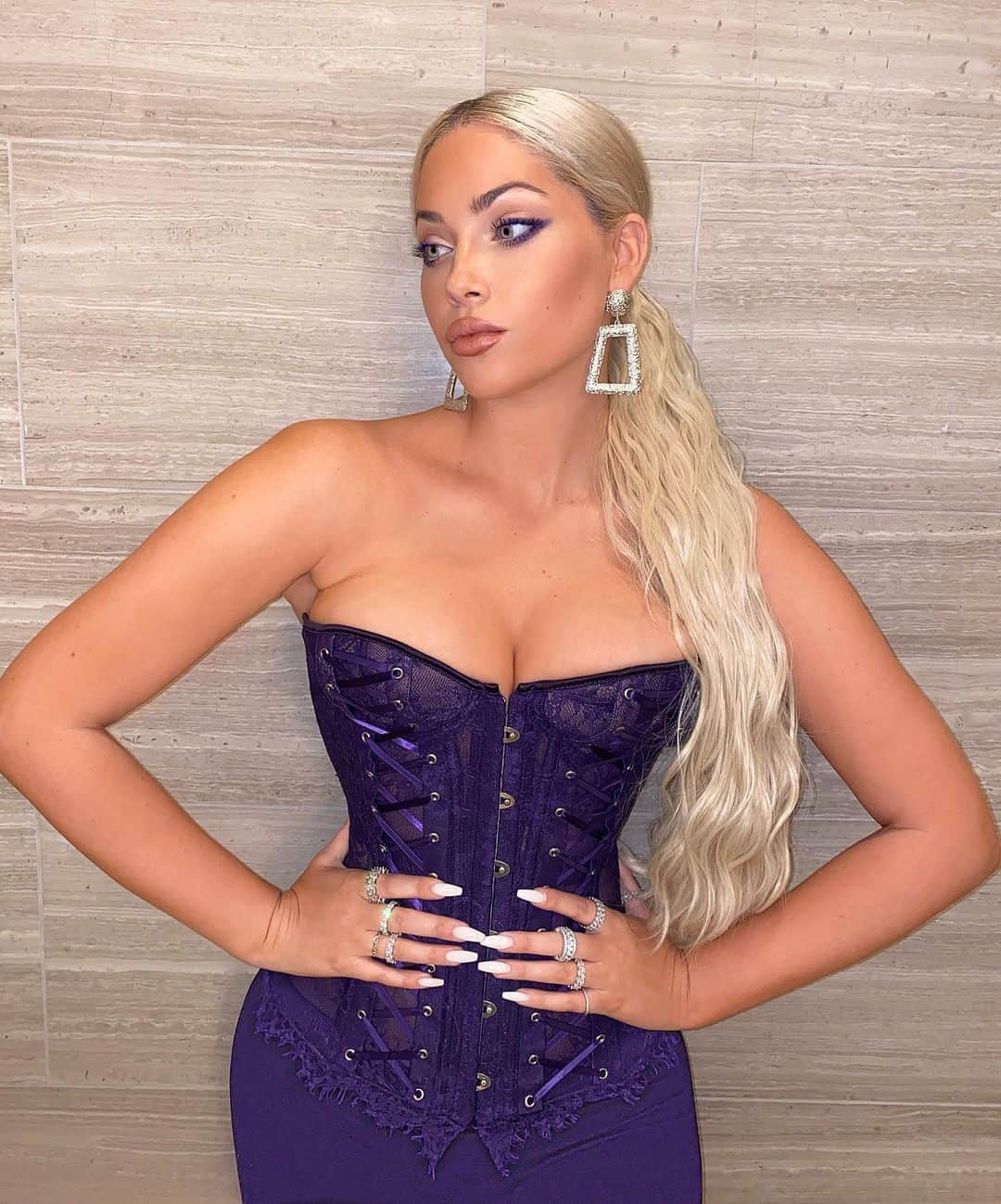 Olivia Piersonさんのインスタグラム写真 - (Olivia PiersonInstagram)「Guess what I’m being for Halloween?!👻 Wearing @adoreme snatched corset! 😍💜 @AdoreMe」11月1日 6時17分 - oliviapierson