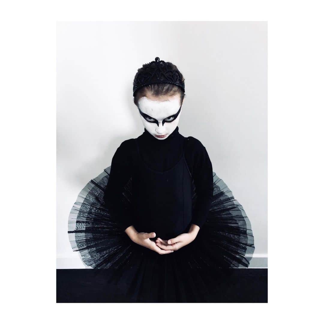 グレン・マレーのインスタグラム：「Black Swan 🖤 #Halloween」