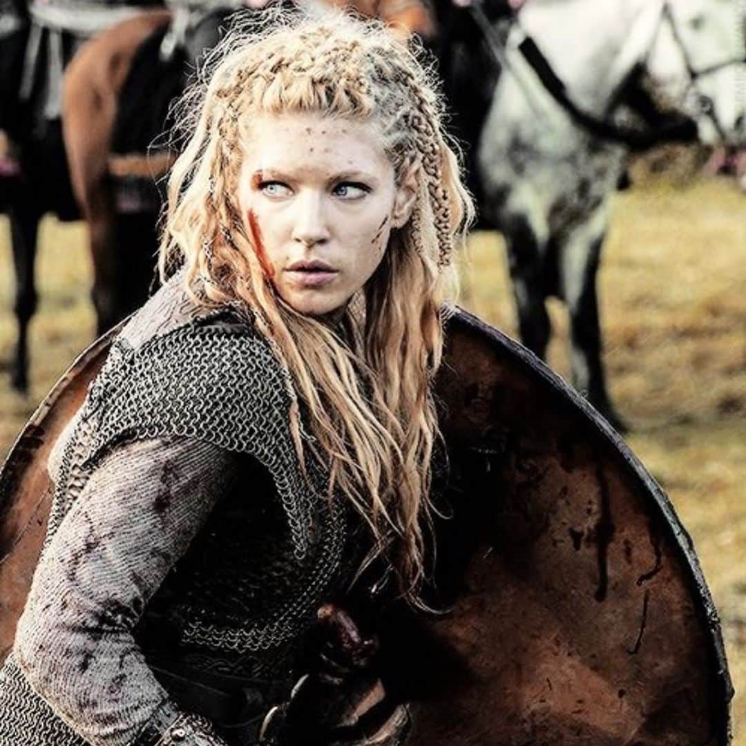 キャサリン・ウィニックのインスタグラム：「It’s Halloween! Tag me your best VIKINGS costume and the winner gets a special surprise from me. 😱」