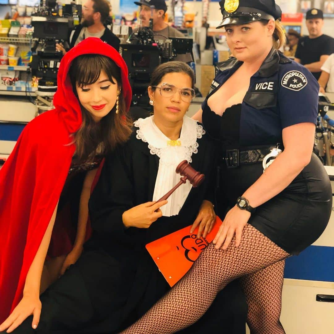 ベン・フェルドマンさんのインスタグラム写真 - (ベン・フェルドマンInstagram)「{Dispatches from a spooky set} 👁👁you tonight on #superstore 🎃 🎃🎃🎃🎃🎃🎃🎃🎃🎃 (Didn’t have Nico/Mark pics from the episode so please enjoy my fav real life Halloween moment of theirs)」11月1日 6時41分 - benmfeldman