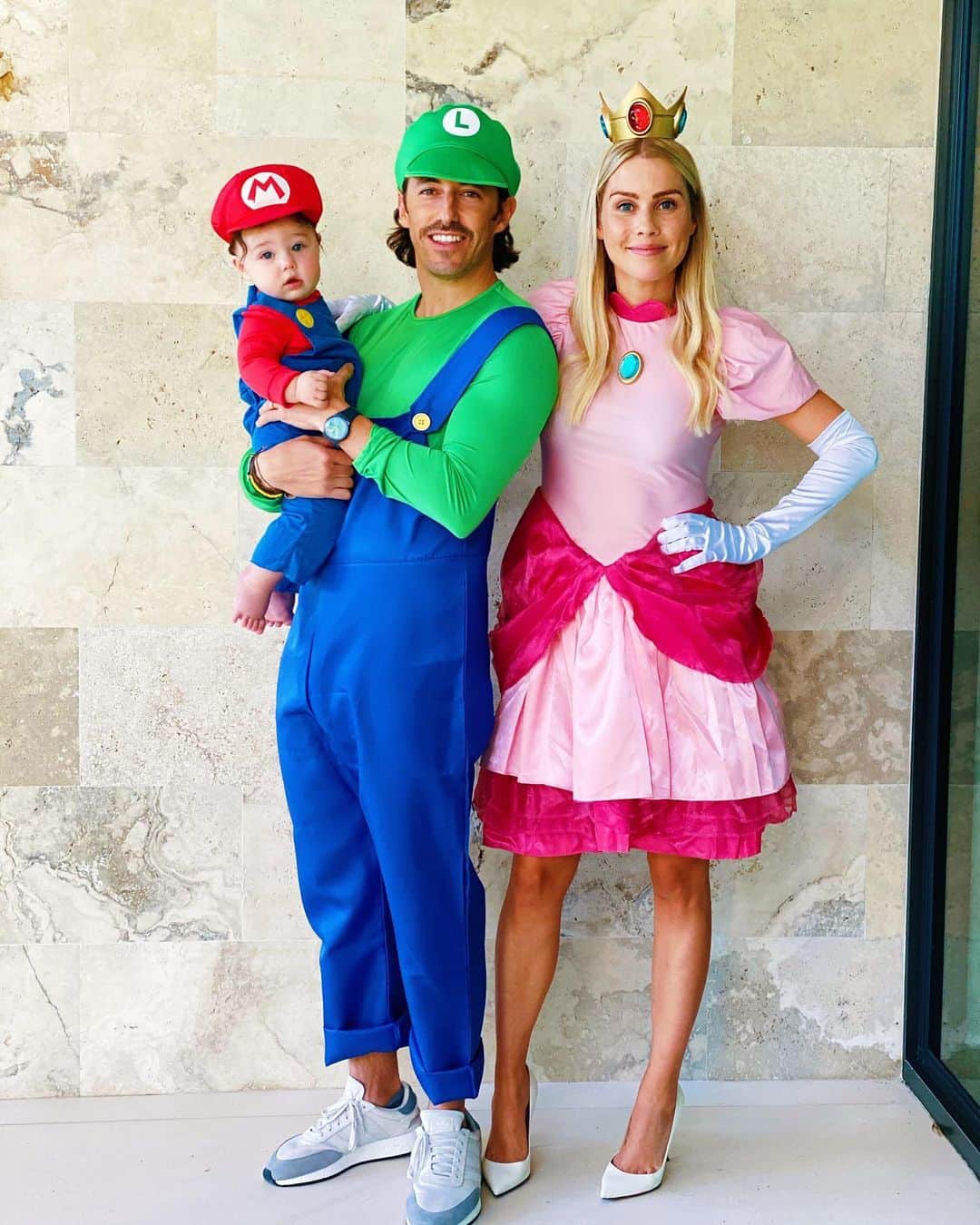 クレア・ホルトのインスタグラム：「Been waiting my whole life for this moment! Happy Halloween 🎃」