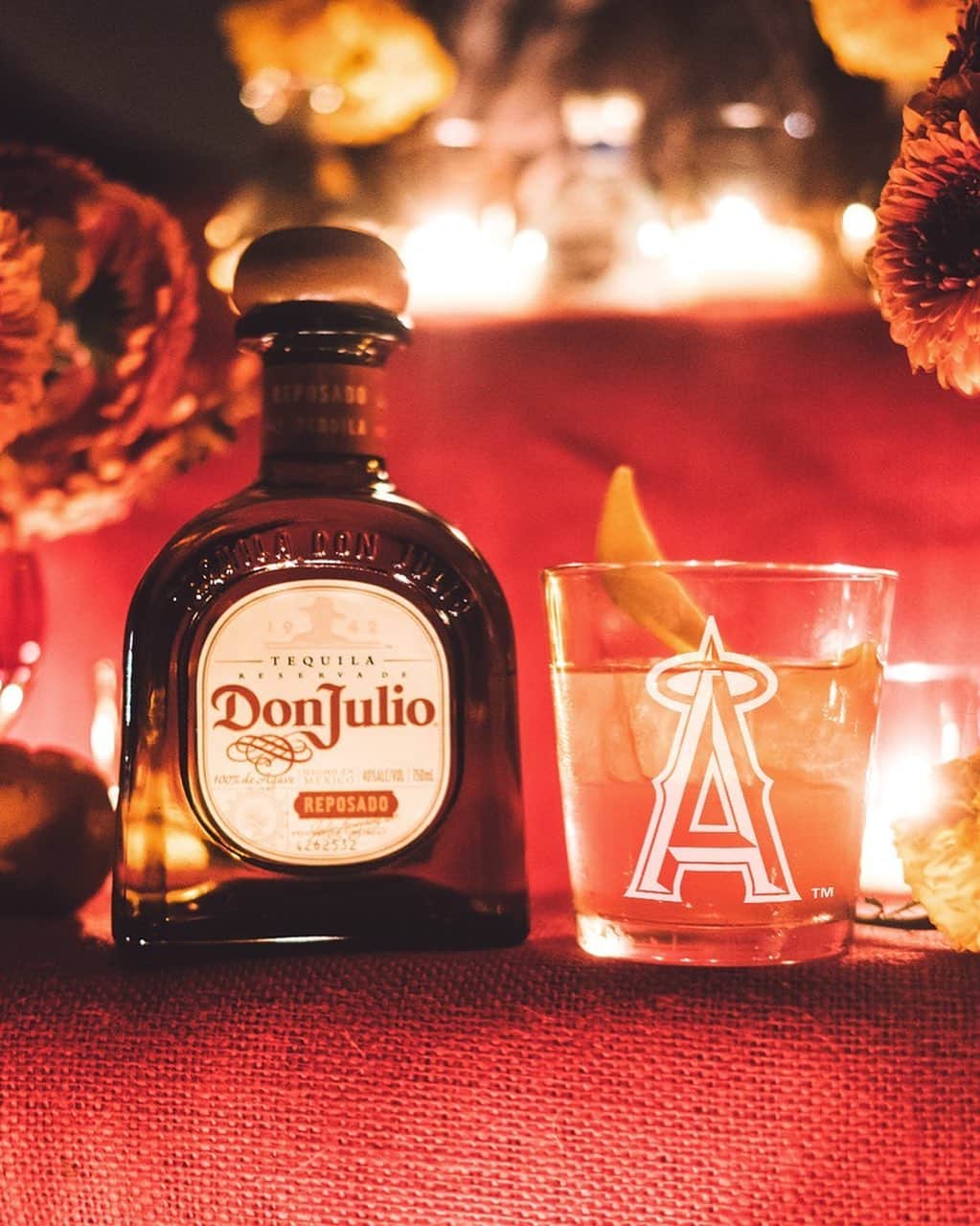 ロサンゼルス・エンゼルス・オブ・アナハイムさんのインスタグラム写真 - (ロサンゼルス・エンゼルス・オブ・アナハイムInstagram)「This #DiaDeLosMuertos we honor and celebrate the ones we love most with a tequila made to bring us together: Don Julio Reposado. #ForThoseWhoKnow」11月1日 6時52分 - angels