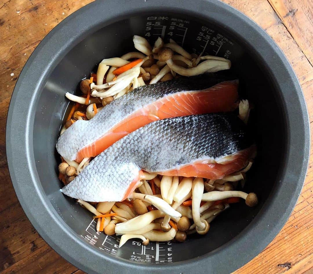 Mizuki【料理ブロガー・簡単レシピ】さんのインスタグラム写真 - (Mizuki【料理ブロガー・簡単レシピ】Instagram)「・﻿ 【レシピ】ーーーーーーーーーー﻿ ♡鮭のバター醤油炊き込みご飯♡﻿ ーーーーーーーーーーーーーーー﻿ ﻿ おはようございます(*^^*)﻿ 今日ご紹介させていただくのは﻿ 鮭の切り身を使った炊き込みご飯♩﻿ 鮭はまるっとのせて炊くだけで﻿ 超簡単に作れますよ(*´艸`)﻿ 和風醤油ベースの味付けに﻿ 仕上げのバターで﻿ 旨味も風味もアップします♡♡﻿ ﻿ ﻿ ーーーーーーーーーーーー﻿ 【2合分】﻿ 米...2合﻿ 生鮭...2切れ﻿ しめじ...1株﻿ 人参...1/3本﻿ ●醤油...大2﻿ ●酒・みりん...各大1﻿ バター...大1(15g)﻿ (好みで)万能ねぎ...適量﻿ ﻿ 1.しめじはほぐす。人参は千切りにする。﻿ 2.炊飯器に洗った米と●を入れ、水を2合の目盛りまで注いで混ぜる。1と鮭をのせ、普通に炊飯する。﻿ 3.炊けたら鮭の身をほぐし(この時皮と骨を取り除く)、バターを加えてさっくりと混ぜる。器に盛り、小口切りにしたねぎをのせる。﻿ ーーーーーーーーーーーー﻿ ﻿ ﻿ 《ポイント》﻿ ♦︎炊飯器にお米を入れたら、●の調味料を加えてから、水を2合の目盛りまで入れて下さい♩﻿ ♦︎具は混ぜ込まずにのせた状態で炊飯して下さい♩﻿ ♦︎炊き上がってから鮭の骨と(好みで)皮を除きます♩﻿ ﻿ ﻿ ﻿ 🎀新刊【#ほめられごはん 】🎀﻿ 🔹おかげさまで重版しました！！🔹﻿ 楽天ブックスでご購入いただきますと﻿ 今ならレシピカードの特典がついてきます♡﻿ ﻿ ﻿ ﻿ #ブログ更新しました﻿ ブログ(レシピ)はホームのリンクよりご覧下さい↓﻿ @mizuki_31cafe﻿ 【Mizuki公式ラインブログ】﻿ https://lineblog.me/mizuki_official/﻿ ﻿ ﻿ ﻿ #鮭#バター醤油#炊き込みご飯#炊飯器#お弁当#Mizuki#簡単レシピ#時短レシピ#節約レシピ#料理#レシピ#フーディーテーブル#ブログ#おうちごはん#おうちカフェ#デリスタグラマー#料理好きな人と繋がりたい#料理ブロガー#おうちごはんlover#マカロニメイト﻿ #foodpic#follow#cooking#recipe#lin_stagrammer#鮭のバター醤油炊き込みご飯m」11月1日 7時16分 - mizuki_31cafe