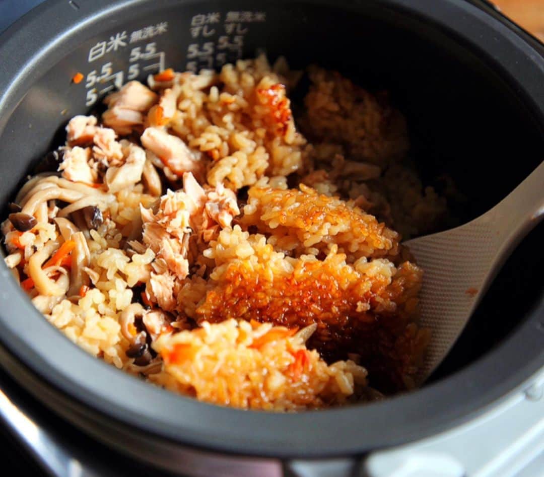 Mizuki【料理ブロガー・簡単レシピ】さんのインスタグラム写真 - (Mizuki【料理ブロガー・簡単レシピ】Instagram)「・﻿ 【レシピ】ーーーーーーーーーー﻿ ♡鮭のバター醤油炊き込みご飯♡﻿ ーーーーーーーーーーーーーーー﻿ ﻿ おはようございます(*^^*)﻿ 今日ご紹介させていただくのは﻿ 鮭の切り身を使った炊き込みご飯♩﻿ 鮭はまるっとのせて炊くだけで﻿ 超簡単に作れますよ(*´艸`)﻿ 和風醤油ベースの味付けに﻿ 仕上げのバターで﻿ 旨味も風味もアップします♡♡﻿ ﻿ ﻿ ーーーーーーーーーーーー﻿ 【2合分】﻿ 米...2合﻿ 生鮭...2切れ﻿ しめじ...1株﻿ 人参...1/3本﻿ ●醤油...大2﻿ ●酒・みりん...各大1﻿ バター...大1(15g)﻿ (好みで)万能ねぎ...適量﻿ ﻿ 1.しめじはほぐす。人参は千切りにする。﻿ 2.炊飯器に洗った米と●を入れ、水を2合の目盛りまで注いで混ぜる。1と鮭をのせ、普通に炊飯する。﻿ 3.炊けたら鮭の身をほぐし(この時皮と骨を取り除く)、バターを加えてさっくりと混ぜる。器に盛り、小口切りにしたねぎをのせる。﻿ ーーーーーーーーーーーー﻿ ﻿ ﻿ 《ポイント》﻿ ♦︎炊飯器にお米を入れたら、●の調味料を加えてから、水を2合の目盛りまで入れて下さい♩﻿ ♦︎具は混ぜ込まずにのせた状態で炊飯して下さい♩﻿ ♦︎炊き上がってから鮭の骨と(好みで)皮を除きます♩﻿ ﻿ ﻿ ﻿ 🎀新刊【#ほめられごはん 】🎀﻿ 🔹おかげさまで重版しました！！🔹﻿ 楽天ブックスでご購入いただきますと﻿ 今ならレシピカードの特典がついてきます♡﻿ ﻿ ﻿ ﻿ #ブログ更新しました﻿ ブログ(レシピ)はホームのリンクよりご覧下さい↓﻿ @mizuki_31cafe﻿ 【Mizuki公式ラインブログ】﻿ https://lineblog.me/mizuki_official/﻿ ﻿ ﻿ ﻿ #鮭#バター醤油#炊き込みご飯#炊飯器#お弁当#Mizuki#簡単レシピ#時短レシピ#節約レシピ#料理#レシピ#フーディーテーブル#ブログ#おうちごはん#おうちカフェ#デリスタグラマー#料理好きな人と繋がりたい#料理ブロガー#おうちごはんlover#マカロニメイト﻿ #foodpic#follow#cooking#recipe#lin_stagrammer#鮭のバター醤油炊き込みご飯m」11月1日 7時16分 - mizuki_31cafe