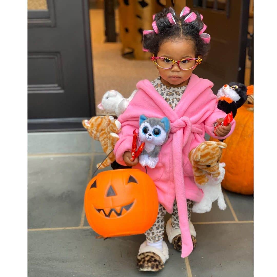 シャネル・イマンのインスタグラム：「Our little cat lady 😻 @caliclayshepard 🎃 Happy Halloween」