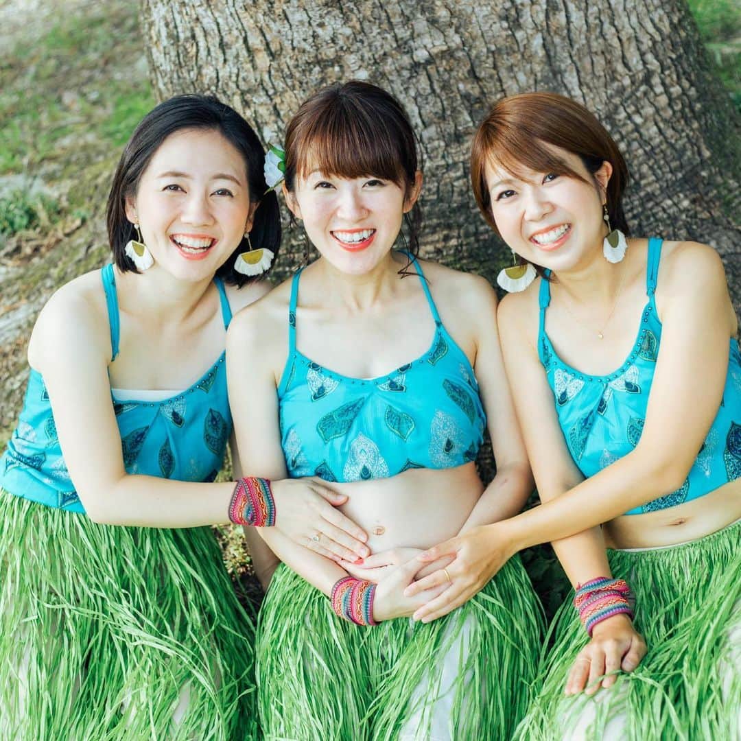 のインスタグラム：「🌺 ずっと一緒に仕事をしてきて、そのうち仕事以外の時間もよくよく遊ぶようになって、広島と東京で離れてからより大切な人になった。 そんな友だちが母ちゃんになるというので、 一緒に撮らせて下さいと頼んで 母になる前の記念写真を撮りました🙌  手作り感満載の写真。 こんなのはどうか、あんなのはどうかとみんなで案を出し合って。そうやって打ち合わせしている時間も幸せそのもので。 ここに載せられない変なポーズもたくさんたくさんたくさん撮りました。（笑）  かけがえのない時間をありがとう。 ハッピーです。  #記念写真 #おめでとう#ママより母ちゃんが似合う人 #ファイト」