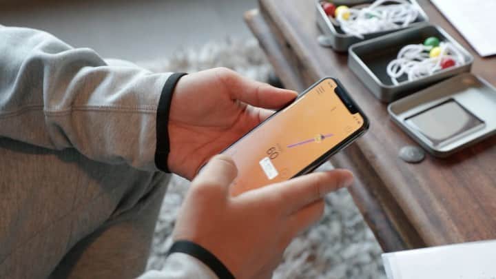 小林祐希のインスタグラム：「今シーズンから取り組んでいるトレーニングを紹介します。 眼筋トレーニングです。 筋力や体幹が強ければ身体のバランスが良くなる訳ではない。 柔軟性も筋肉の柔らかさだけではない。バランスの85%は眼で保たれてると言われているぐらい眼の機能は大事。 筋トレ、体幹トレーニングも大切だが、眼の使い方に偏りがあったらそもそも身体の重心が傾く。 目の機能が高い方がハイパフォーマンスに繋がることが世界では沢山の研究結果や論文が出てるが日本ではあまり注目されてないみたい。 今までは「沢山首を振って周りを見る事」がいい事だと思っていたけど、実は首を振る度に身体のバランスは少し崩れていて、その都度バランスを修正しなければならない。視野には自信があったけど、実際は右40°、左45°しか目の動きだけで視点を合わせることができていなかった。 前後左右だけではなく、空間認知や遠近とかもあって、人それぞれ得意不得意がある。まずは自分が「見えている部分と見えないない部分」を知る事で試合中のボールの受け方や身体の向きを工夫することができそう。日頃鍛えてる身体を自分で100%使いこなすためにも眼の機能向上が必要不可欠だ。  動画作成 @ryota_hashimoto__」