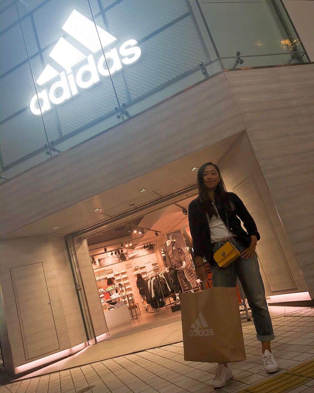 穂積絵莉のインスタグラム：「. adidas shopでお買い物😋💓 . やっぱりジャケット着れるこの時期好きだなあ☺️✨ . #adidas #adidastokyo #shinjuku」