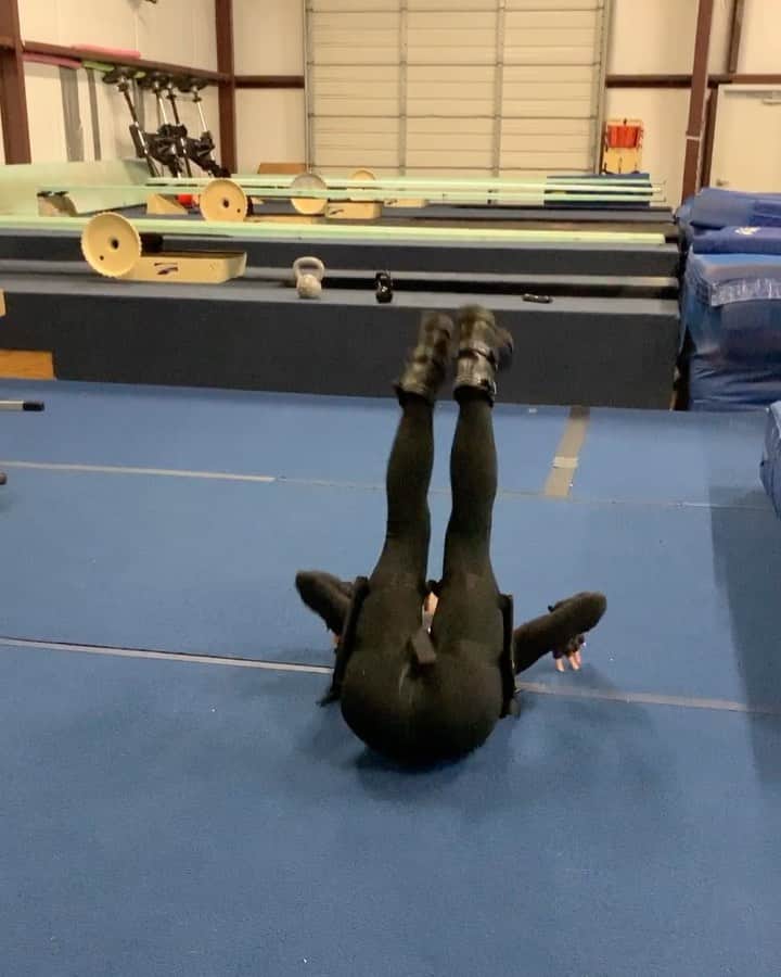 キャシディ・クックのインスタグラム：「Diving by day , kicking Thanos’ ass by night 🕷 #BlackWidow」