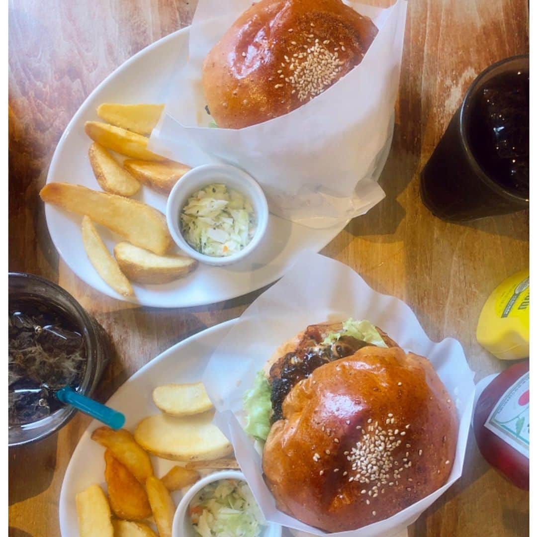 山田優依さんのインスタグラム写真 - (山田優依Instagram)「Fellows Burger 🍔 . いつもオープン前から列を作っているフェローズで ママとハンバーガーランチ . ママとのおしゃべりが白熱🤣 . #tokyo #omotesando #TheBurgerStandFELLOWs #hamburger #family #lunch」11月1日 8時45分 - yui_gourmetwalker