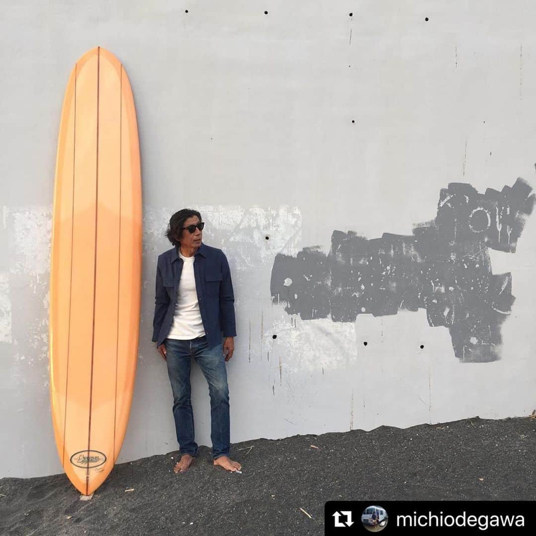 NO BRANDさんのインスタグラム写真 - (NO BRANDInstagram)「"DEGAWA SURFBOARDS" Shaped by @michiodegawa  #madeinjapan #kamakura #shichirigahama  #handshape #singlefin #3stringer #classic #oldschool  #degawasurfboards  #nobrandsurfboard  @nobrand_kamakura  #Repost @michiodegawa with @make_repost ・・・ 陽が落ちるのが早くなった。波も収まりやっと秋らしくいつもの七里ガ浜に戻った。クルーズボードの季節到来です、小さなうねりでも豪快にドライブ、ゆったり見えてもサーフィンの醍醐味を十分味わえる!必需品です。 手にとって見てください。  9’5” ”Tint Peach”  #longboard #peach #michiodegawa  @nobrand_kamakura」11月1日 8時47分 - nobrand_kamakura