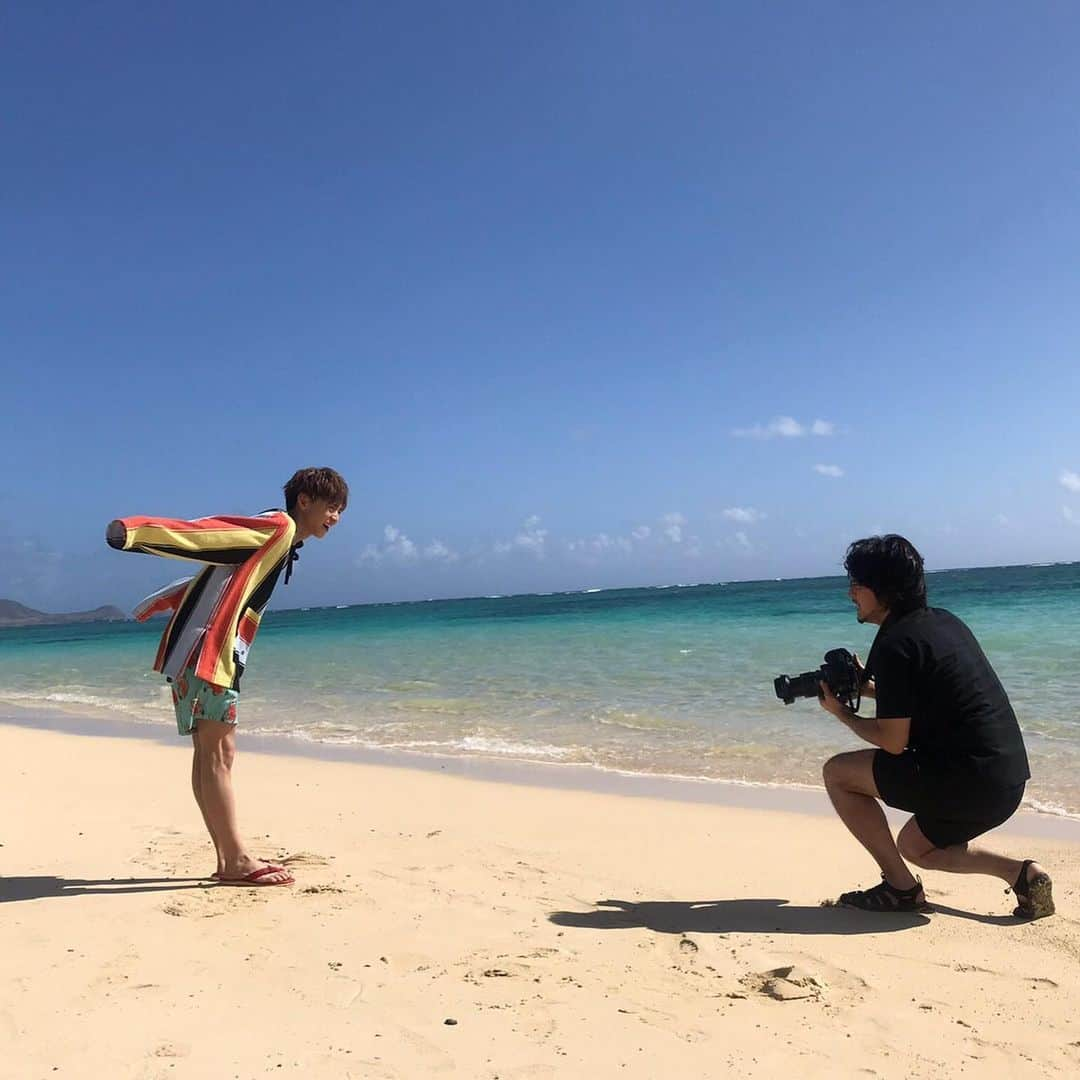 佐藤大樹さんのインスタグラム写真 - (佐藤大樹Instagram)「1st 写真集『STEP BY STEP』  念願のファースト写真集を 発売させていただくことになりました！ 全編オールハワイロケ🌺  カメラマンは荒木勇人さん @arakihayato.photographer  オファーしました📸 "等身大と背伸び" 海、街、森、シャワー、ベッド etc... 撮りたかった色んな写真を詰め込みました。  特別豪華版はメイキングDVD付き📀 書店別特典カバーもあります📚  是非チェックよろしくお願いします🤨  #STEPBYSTEP #佐藤大樹 #EXILE #FANTASTICS #荒木勇人  #幻冬舎」11月1日 9時04分 - taiki_sato_official