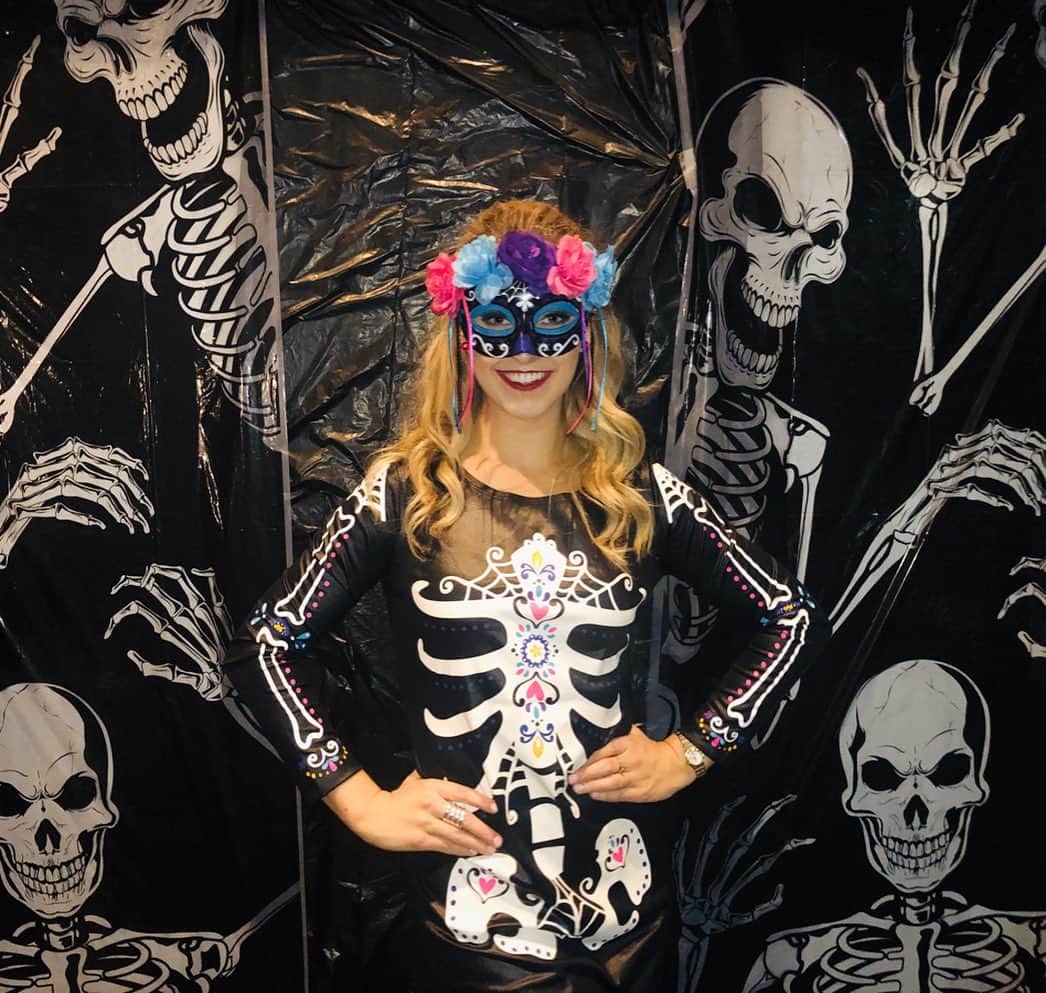 アレクシ・ギレスのインスタグラム：「Happy Halloween 💀🎃🖤🧡 - #happyhalloween #skeleton #halloween #halloweencostume #friends #tourfamily #family #halloweenparty #fun #nunyabusiness #tourlife #ohio #dayton #whereisthebaby #sorrysarah #loveyou #jokes」