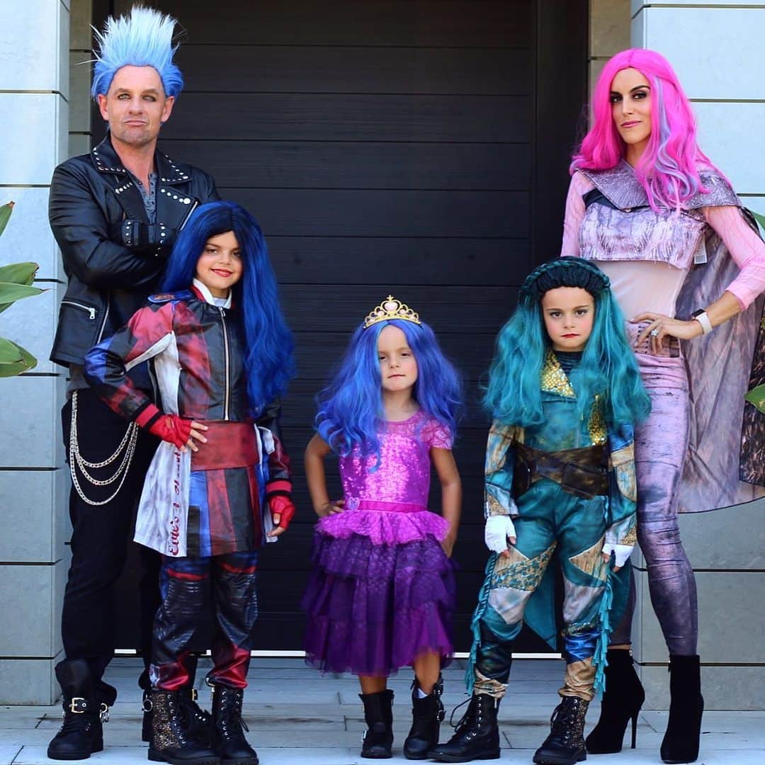 ルーク・ドナルドのインスタグラム：「Halloween is always about our children.....This year their favourite TV show has been the Descendants. Hope everyone had a great time with their families and ate lots of candy 🍭#hades #evie #mal #uma #audrey #happyhalloween🎃」