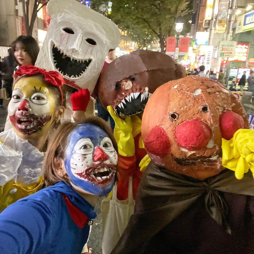 Mika Jimboさんのインスタグラム写真 - (Mika JimboInstagram)「#ハッピーハロウィン ／ ぼく、ドラえもん〜！ ＼  30歳なので最後にやってみました。いつも過激メイクしながら私ってバレちゃうので今回は本当にバレないようにドラえもんをやってみました💁🏾‍♀️. . . . とゆっても私がいつもフィルターで使ってるドラえもんver.🔥 . . もうただの化け物でしかない💁🏾‍♀️. . テーマとしては #こんなスタイルの良いドラえもん見たことない という感じで🙋‍♀️. . . まじくだらない。 さくっと2時間くらい遊んで帰りました🤪❤️ ハリフトに興味なくてお暇してた方々、これからもこういうキモい投稿しますので許してね❤️. . #全身タイツ似合う選手権 #ブルータイツマン #ドラえもんコスプレ #ドラえもん仮装 #渋ハロ#渋谷ハロウィン #この顔にこのあと飲み行きませんかって誘ってきてやつ勇者 #渋谷#渋谷ハロウィン2019 #shibuya#doraemon#doraemons #ドラミちゃん #ドラミちゃんをのび太くんって言ってきた人 #どういう思考」11月1日 9時30分 - mikajimbox