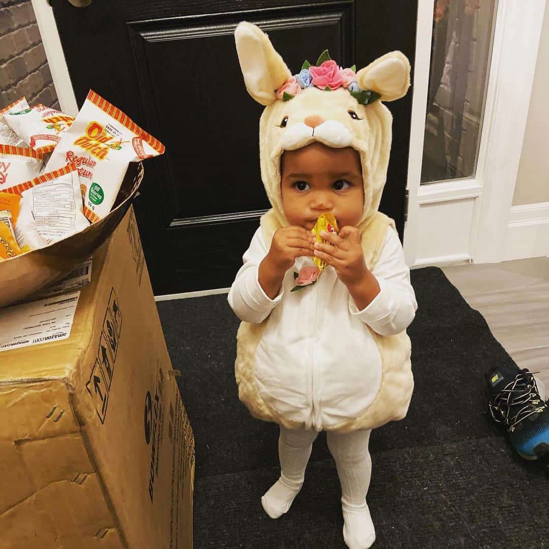 メリッサ・ビショップのインスタグラム：「Somebunny found the treats! #happyhalloween」