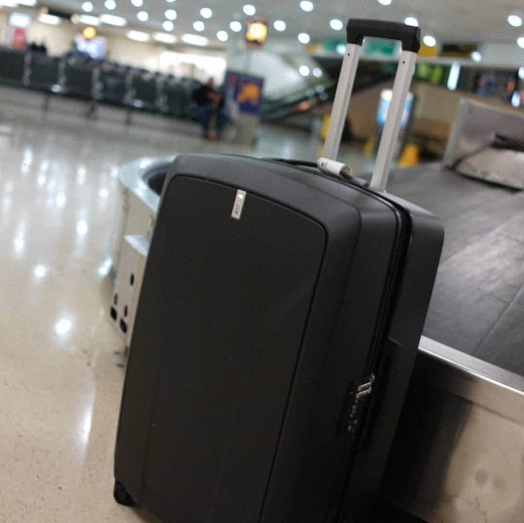 谷中敦さんのインスタグラム写真 - (谷中敦Instagram)「Thule(スーリー)のスーツケースを今回の旅から導入。いつも大分服を詰め込んでしまうので、基本パンパンにしちゃう方なんだけど、そういうときもファスナーで閉めるときストレスゼロ(これ重要)。毎回しまい終わって最後にTSAロックの鍵かけるとき、爽やかにパッキング終了！って気持ちになれたのが良かった。誰のせいかは分からないけど、メキシコ方面の旅✈️はかなり荷物の扱いが酷くて同行の人達のスーツケースもかなり散々な状態なんだけど(実際、自分のバリトンサックスも過去二回壊れました、三回かな？笑 大破含む) このスーリーそんなメキシコ方面の旅にもきちんと耐えてくれました、順不同なんだけど一枚目の写真が旅の最終地点の写真です。きれいだよね？足回りも無駄にくるくる回したくなるくらいいい感じだし、ハンドルも格好良くて気に入ってます。とにかく旅の多い我々(一年中、というか旅だらけの人生)どこまで耐えてくれるかな？決めたら長く使いたい自分としてはスーリーにずっとこの状態を保って欲しいと願ってます。また報告します笑」11月1日 9時46分 - a.yanaka