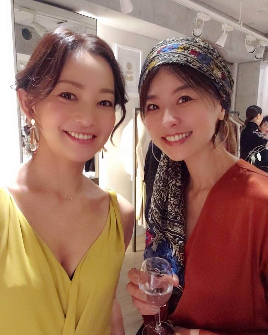 五明祐子さんのインスタグラム写真 - (五明祐子Instagram)「VINCE @vince の2020春夏展示会へ✨ 純ちゃん、AYUMIちゃん、デザイナーのキャロラインさんと☺️ Three @threecosmetics のハンドマッサージを受けたり〜。 着心地が良くて、上質な素材の @vince の洋服。実際にある植物の色から色出してしているそう。私が着ていたのはダークオレンジのカシュクールワンピースにドット柄のパンツ。どちらもシルクで着心地もとても良くて☺️✨ ・ ・ #vince」11月1日 9時46分 - gomyoyuko