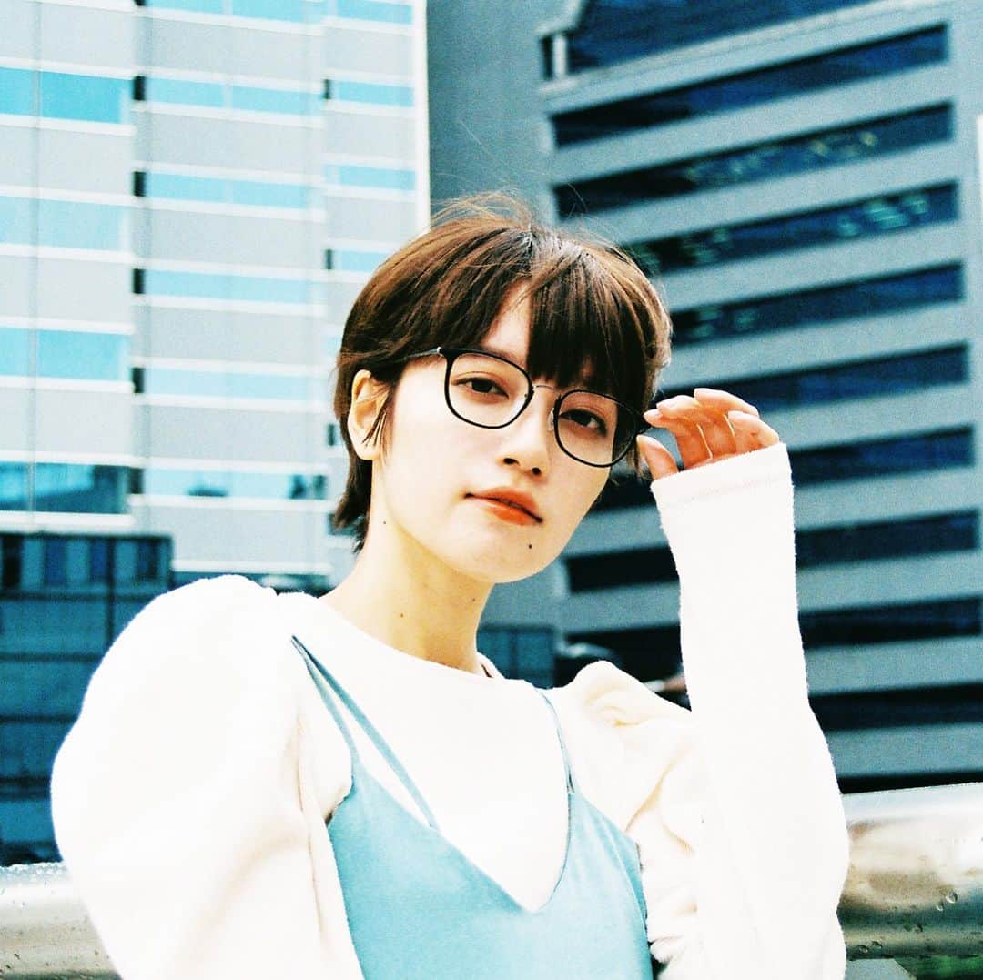 Zoff Officialのインスタグラム：「Zoff SMART CLASSIC/ ZJ191032-14E1 Model @_makiyo_ 鮮やかなブルーと、花柄刺繍のボトムがオシャレなスタイリングには、控えめに主張するクラシカルなメガネを合わせて。 細身のブラックフレームは、コーディネートの引き締め役としてもオススメ。  #Zoff #FASHION #eyewearstyle #メガネ #ゾフ女子 #Zoffコーデ #新宿  #西武新宿ペペ #新宿マルイ本館 #新宿ルミネエスト」