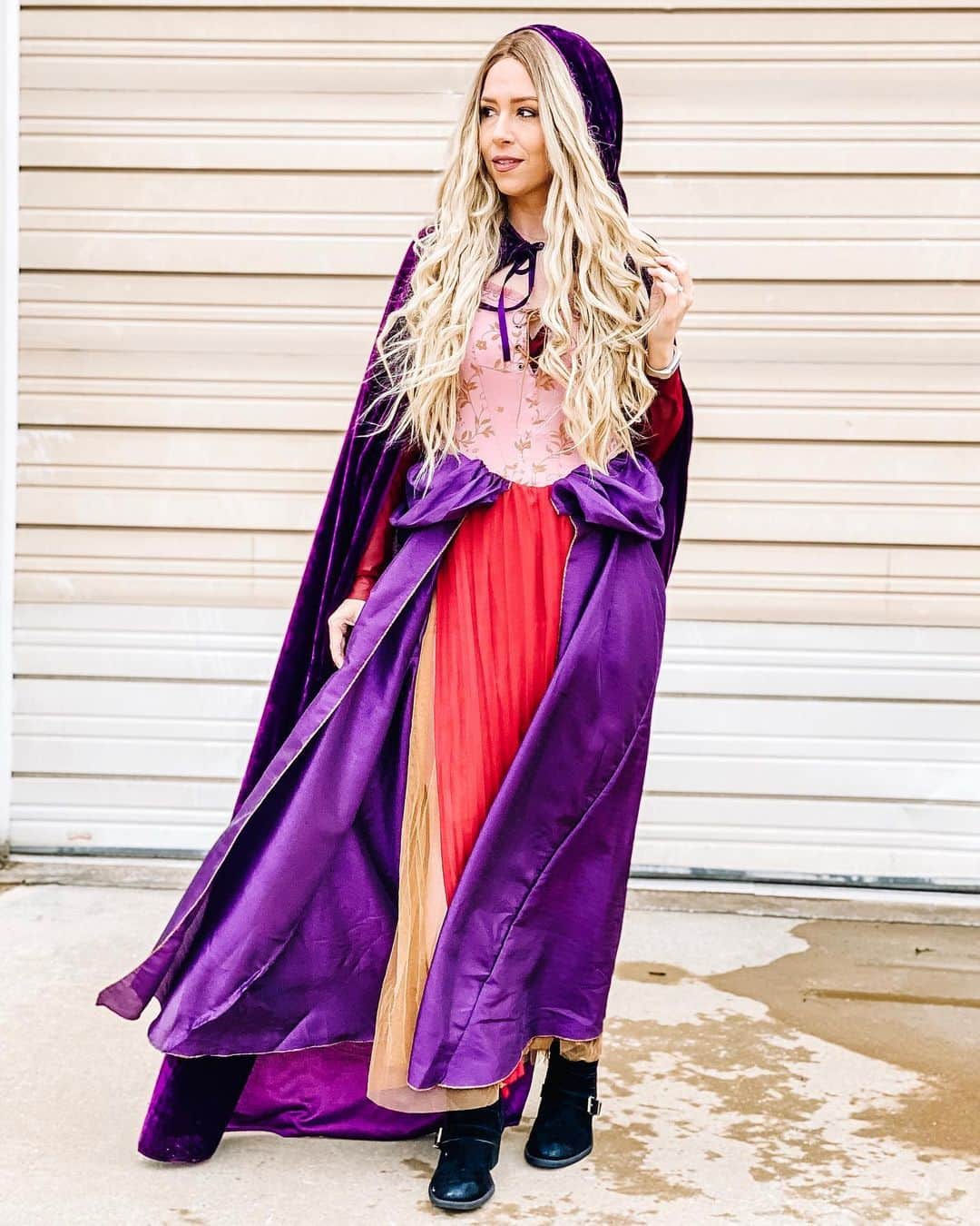 Tracy and Stefanieのインスタグラム：「“I am beautiful! Boys will love me!” 🧙🏼‍♀️ Fave Halloween candy?? 🎃 Reese’s pumpkins for sure!! 😍」