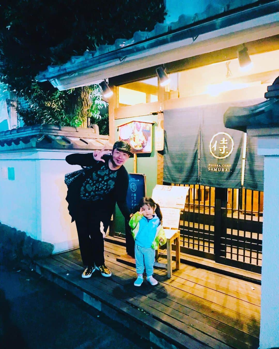 美川憲二さんのインスタグラム写真 - (美川憲二Instagram)「鎌倉で女子会ディナーよ〜💁‍♀️💁‍♀️👧🍴✨✨✨✨✨✨✨✨✨ 店内も素敵なスープカレー専門店‼️ 「路地裏カレー侍」さんで20種類の野菜とキチンのカレーをいただきりんこ‼️😋🍴👍👍　ヘルシーだし、野菜がいっぱい摂れて⤴️⤴️女子にはうれぴいカレーです〜😍💕💕💕 #samurai.kamakura #路地裏カレー侍  #鎌倉小町通り  #スープカレー  #かなり美味しい #女子会ディナー #美川憲二 #沖田陽向子」11月1日 15時15分 - mikawakenji