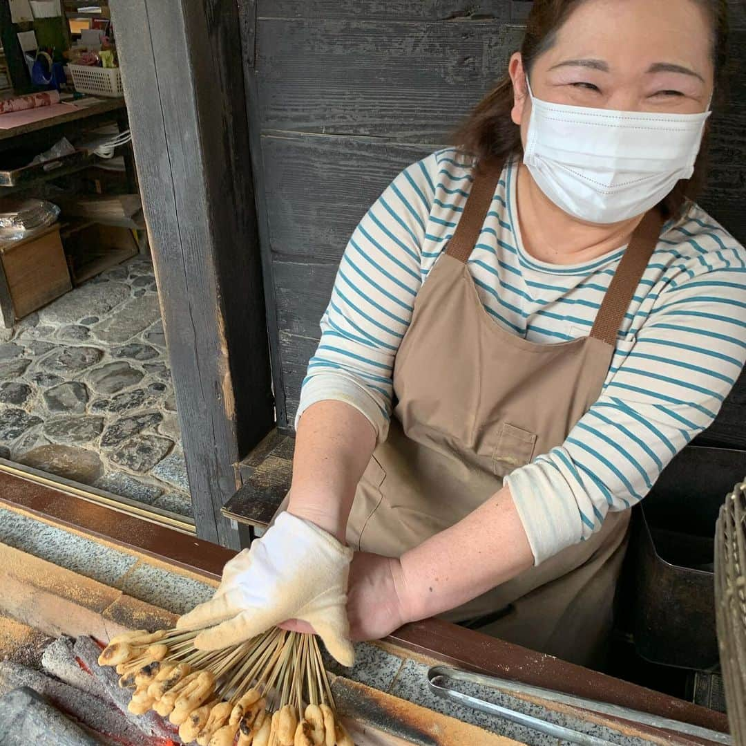 渡辺徹さんのインスタグラム写真 - (渡辺徹Instagram)「京都今宮神社の参道で売っている「あぶり餅」なんと創業1000年！平安時代に開業。おそらく日本最古の老舗では。焼き餅に甘白味噌をかけていただく、厄除けのお餅。ありがたやありがたや。写真複数枚あり #あぶり餅 #今宮神社 #遠くへ行きたい #京都ロケ #渡辺徹 #創業1000年 #日本最古の老舗」11月1日 15時16分 - tohru.rugger