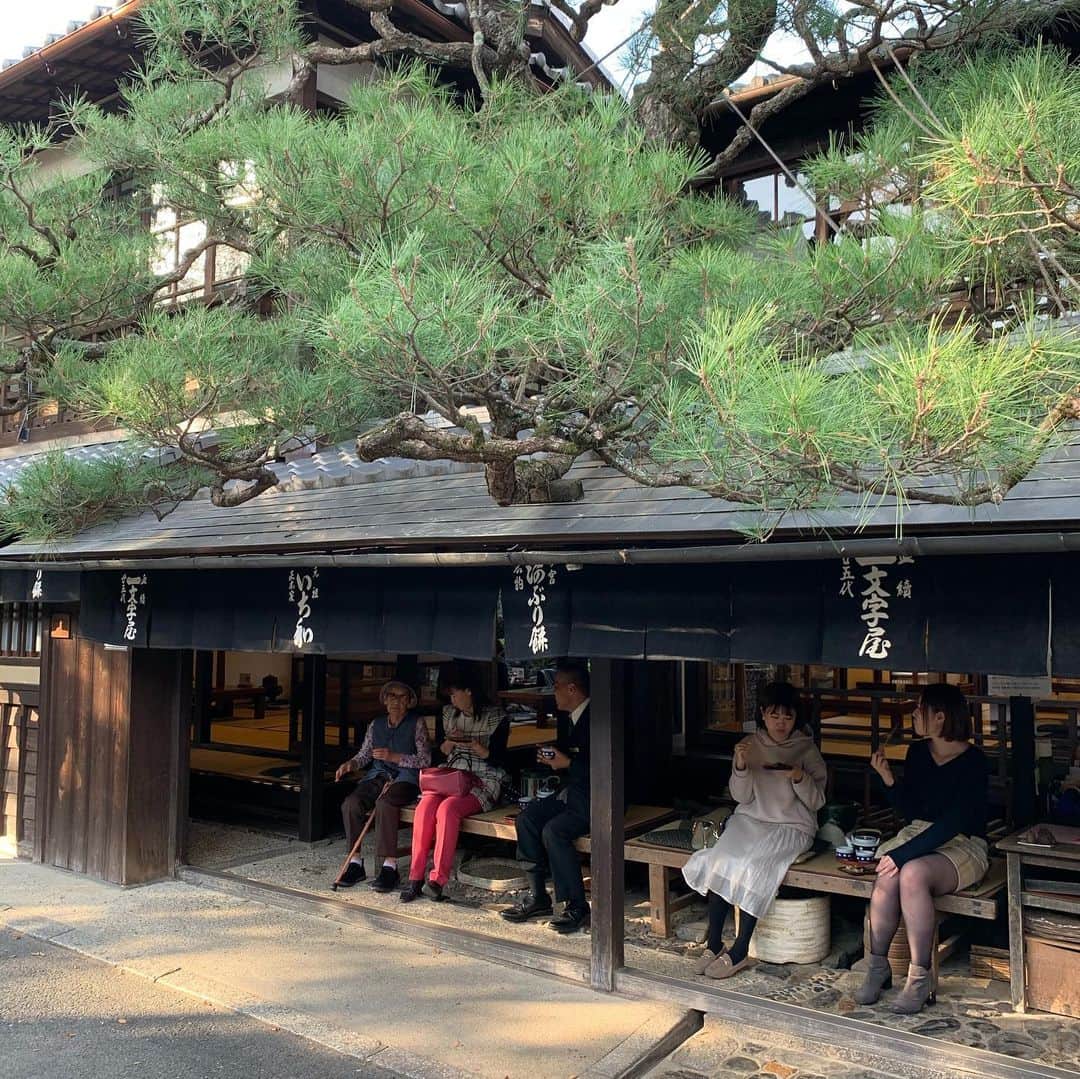 渡辺徹さんのインスタグラム写真 - (渡辺徹Instagram)「京都今宮神社の参道で売っている「あぶり餅」なんと創業1000年！平安時代に開業。おそらく日本最古の老舗では。焼き餅に甘白味噌をかけていただく、厄除けのお餅。ありがたやありがたや。写真複数枚あり #あぶり餅 #今宮神社 #遠くへ行きたい #京都ロケ #渡辺徹 #創業1000年 #日本最古の老舗」11月1日 15時16分 - tohru.rugger