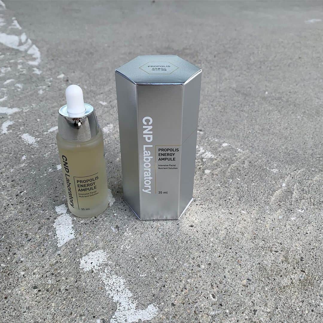 Mie Kawanoのインスタグラム：「CNP  Laboratory PROPOLIS ENERGY AMPULE  韓国行った時 @bbespo 妹に教えて もらったこれ使い出して肌の調子がいい♡ 朝の洗顔の時にお肌がふわふわ𓂬  #roomインフルエンサー #楽天roomに載せてます _________________________________________ #skincare #スキンケア#CNPLaboratory#PROPOLISENERGYAMPULE #アンプル　#韓国コスメ」