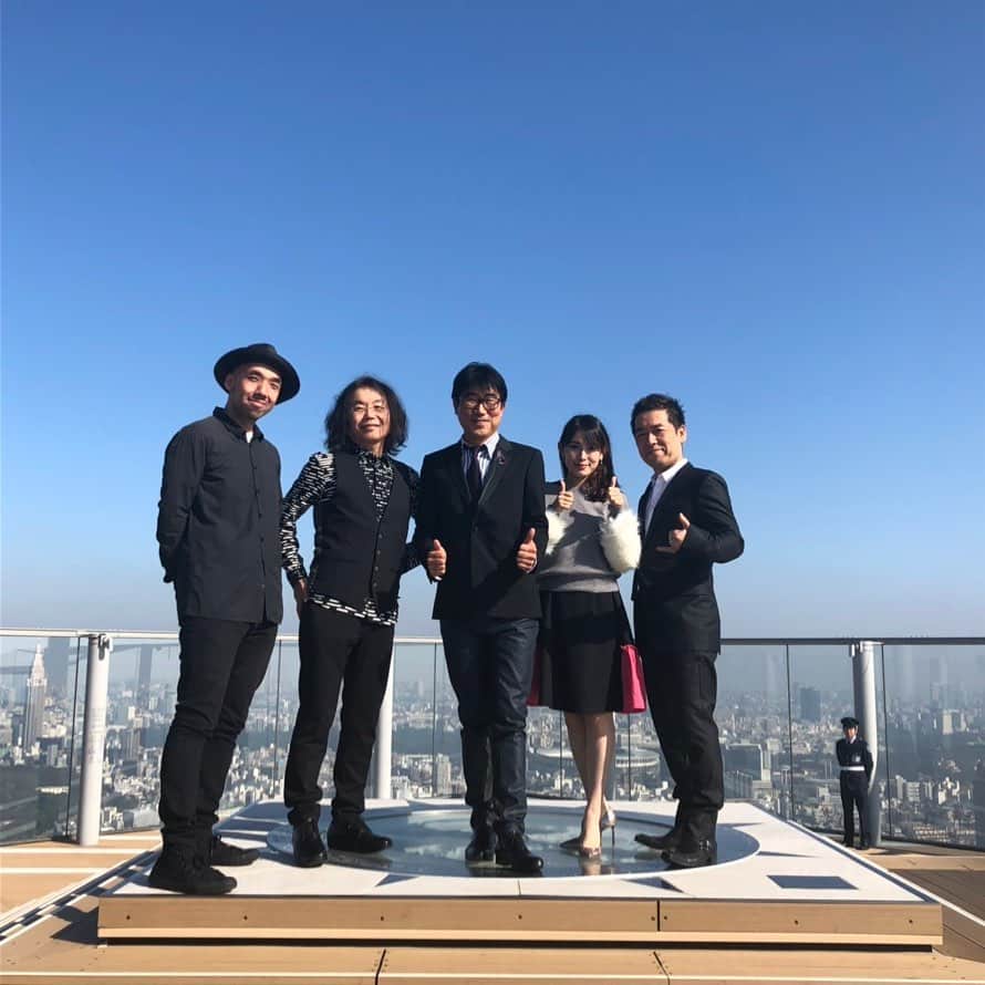 亀田誠治のインスタグラム：「今日開業の渋谷スクランブルスクウェアのオープニングセレモニーで僕が作曲したテーマ曲を演奏しました。ラストは噂の展望台で演奏メンバーと記念撮影！ #shibuyasky」