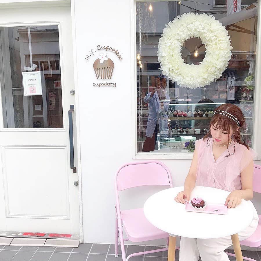 ローリエプレス編集部さんのインスタグラム写真 - (ローリエプレス編集部Instagram)「カフェがたくさん並ぶ下北沢の街中にちょこんと佇む#n.y.cupcakes ♡﻿ ﻿ フォトジェニックなカップケーキと、ピンク色のお店がとってもかわいい♡﻿ テイクアウトもできるから手土産としても◎﻿ ﻿ ✔︎ @n.y.cupcakes  東京都世田谷区北沢3-27-1﻿ ﻿ ﻿ ﻿ ﻿ ﻿ ﻿ Thank you♡﻿ @ayakaxxk  @ino0m ﻿ #laurierpress_東京カフェ﻿ ﻿ ﻿ ﻿ ﻿ ﻿ ﻿ ﻿ ﻿ #ローリエプレス #下北沢カフェ #ニューヨークカップケーキ﻿」11月1日 9時57分 - laurier_press