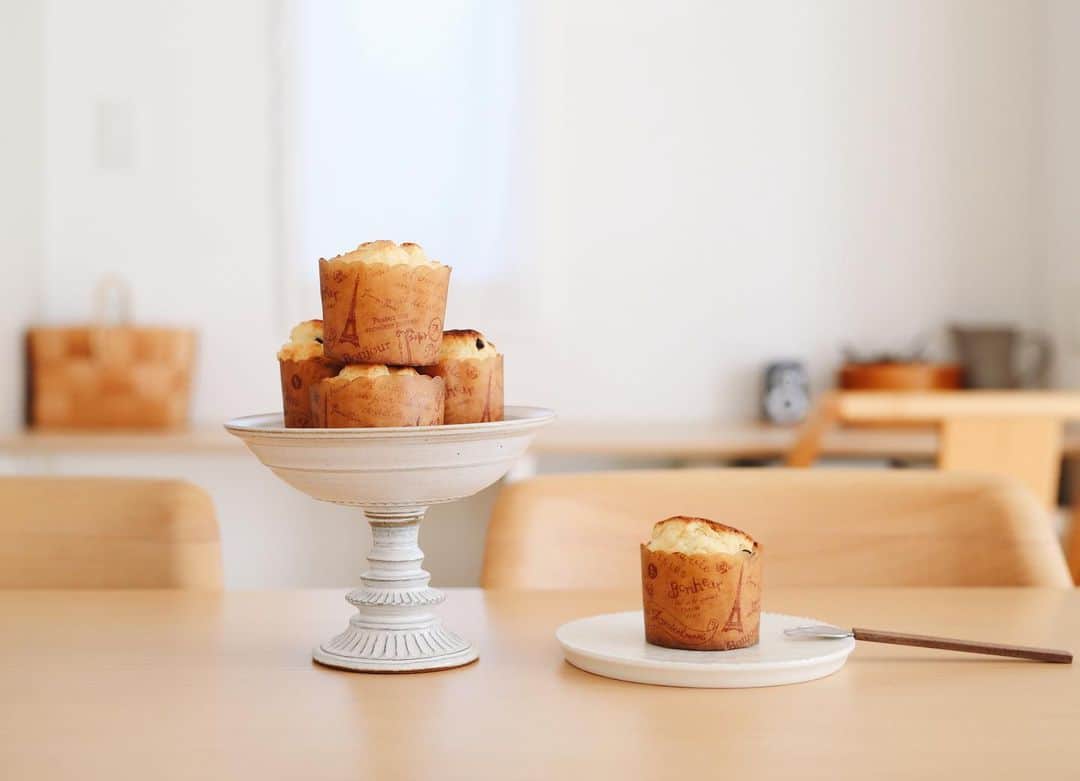 Rihoのインスタグラム：「久しぶりにchocolate chip muffinを作って にこにこさんを待つ午後  今日もまた ただいまー お腹ぺこぺこー  と言って帰ってくる :-9  2019.10.31」
