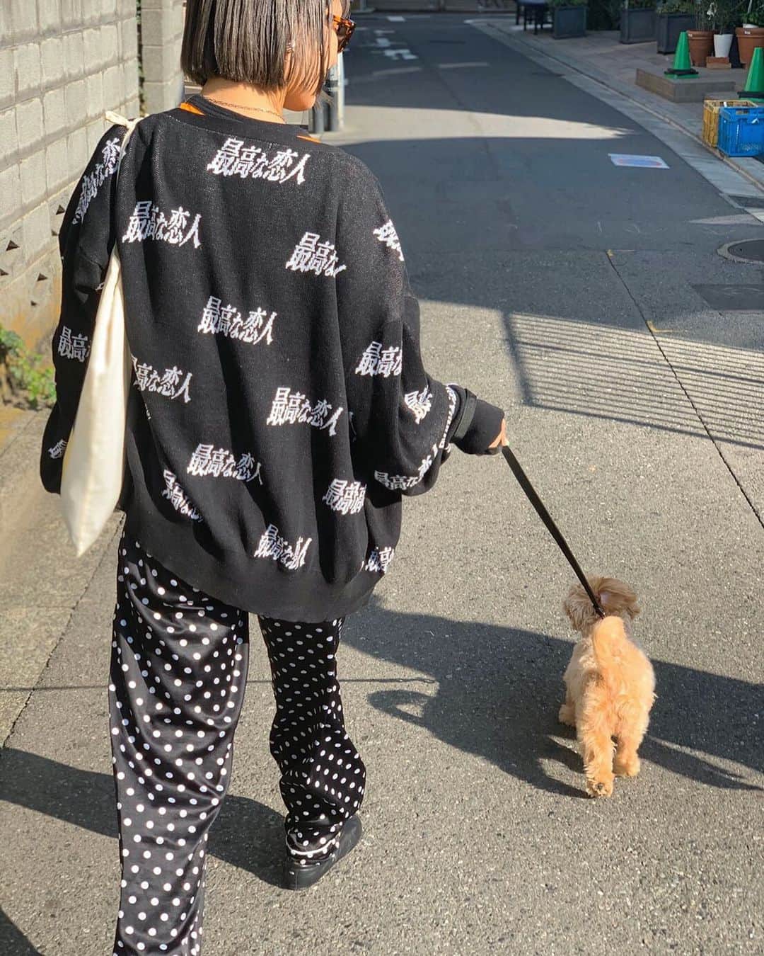 Manitasのインスタグラム：「最高な恋人カーディガンを着て最高な恋人と最高な犬と朝からお散歩〜〜 平和な一日の始まり🐶🌈 今日もさわやかにがんばろ〜〜 🐩 @comanichaaaaan」