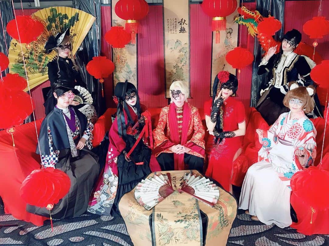 鷹村アオイのインスタグラム：「. ハロウィンはセルリアンタワーで大人の仮面舞踏会でした✨  ブースに赤チャイナでおりましたよ✨ご来場ありがとうございました✨  #オトナの仮面舞踏会  #オトナの仮面舞踏会2019」