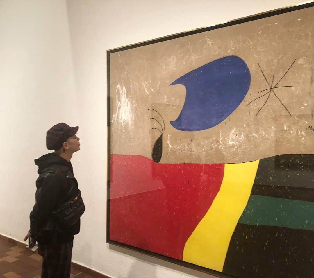 poledancer RYOTAさんのインスタグラム写真 - (poledancer RYOTAInstagram)「🔲Fundació Joan Miró🔲 バルセロナにある ミロ美術館 pippiさんが りょうちゃん好きそうて連れてってくれたんだけど かなりツボで時間を忘れて 美術館を回った！ それにロケーションも素敵だったし、グッズも オシャレなのいっぱいで 沢山買った！  #FundacióJoanMiró #JoanMiro #MIRO #spain #Barcelona #ジャアンミロ #ミロ美術館」11月1日 10時12分 - kogepiii