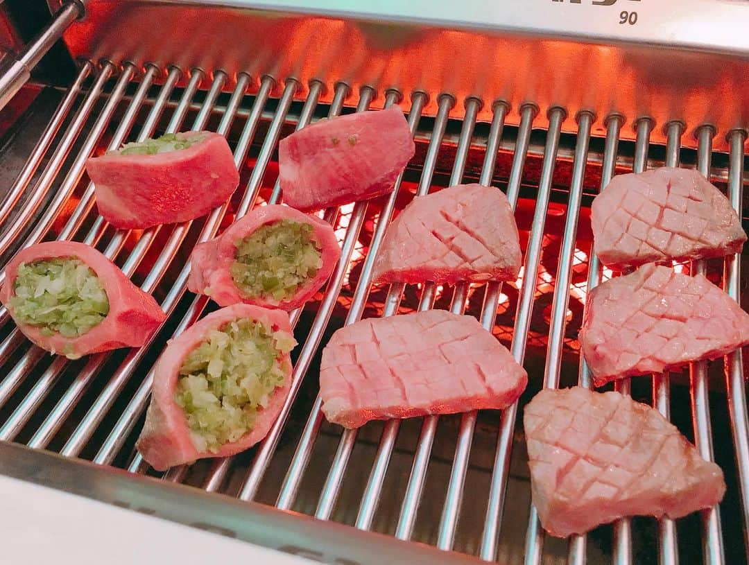 松中みなみさんのインスタグラム写真 - (松中みなみInstagram)「Happy Halloween 👻  in @suggoiyakiniku 🥩💕 ・ ・ 参宮橋にある#すっごい焼肉 で ゴルフ女子にくにく会🍖💫 ・ ・ 昨日はハロウィンってことで奈苗ちゃん案で みんなでおそろコスプレ🧛‍♀️ ・ 日本ではプライベートでハロウィンやったの初めて‼︎👻 ・ 囚人なのにこんなに豪華で美味しすぎるお肉を堪能してしまいました…💓笑 ・ えりかちゃん誕生日おめでとう🎂🎉 ・ 無限に話して食べて解散。 最高な10月最後の夜でした🌙 ・ ・ さて今日から11月‼️🍁 張り切ってこー！ ・ ・ ・ #ゴルフ女子 #ゴルフ #焼肉会  #参宮橋グルメ #焼肉女子  #ハロウィン #ハロウィンコスプレ #囚人コスプレ  #halloween」11月1日 10時09分 - minami_matsunaka